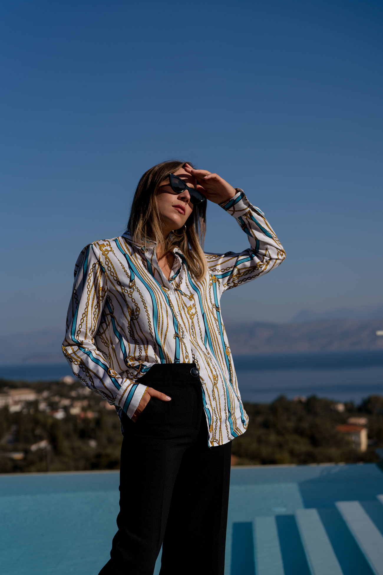 grüne Seidenbluse-weiße Bluse Plissee Saum-klassische weiße Hemdbluse-Family Portrait-editorial shooting Korfu-familienshooting-eterna blusen-Modeblog Heidelberg-Modeblog Mannheim-Modeblog Deutschland-fashion blog Germany-Sariety.com-Sarah Schaefer-Sarah Czok