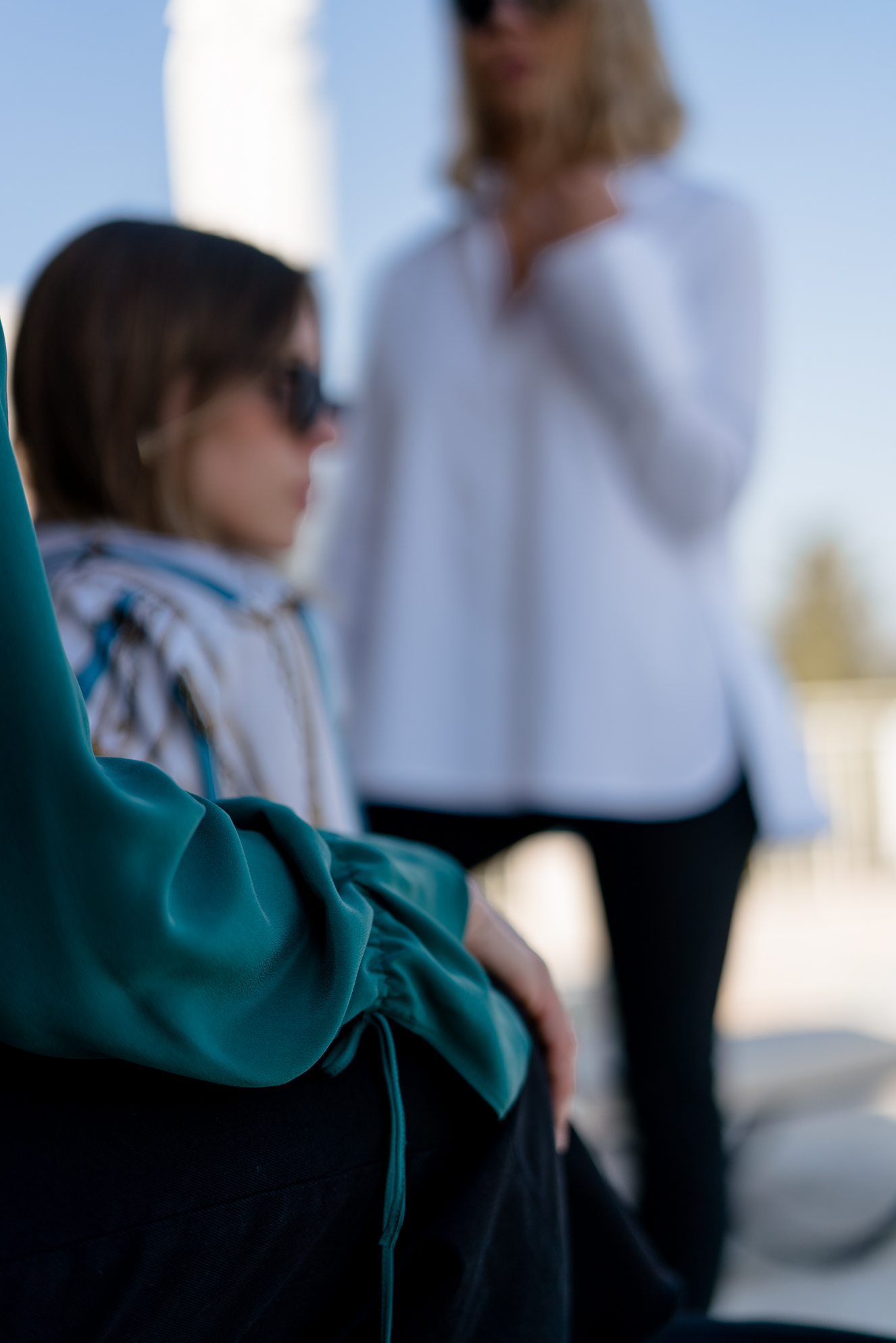 grüne Seidenbluse-weiße Bluse Plissee Saum-klassische weiße Hemdbluse-Family Portrait-editorial shooting Korfu-familienshooting-eterna blusen-Modeblog Heidelberg-Modeblog Mannheim-Modeblog Deutschland-fashion blog Germany-Sariety.com-Sarah Schaefer-Sarah Czok