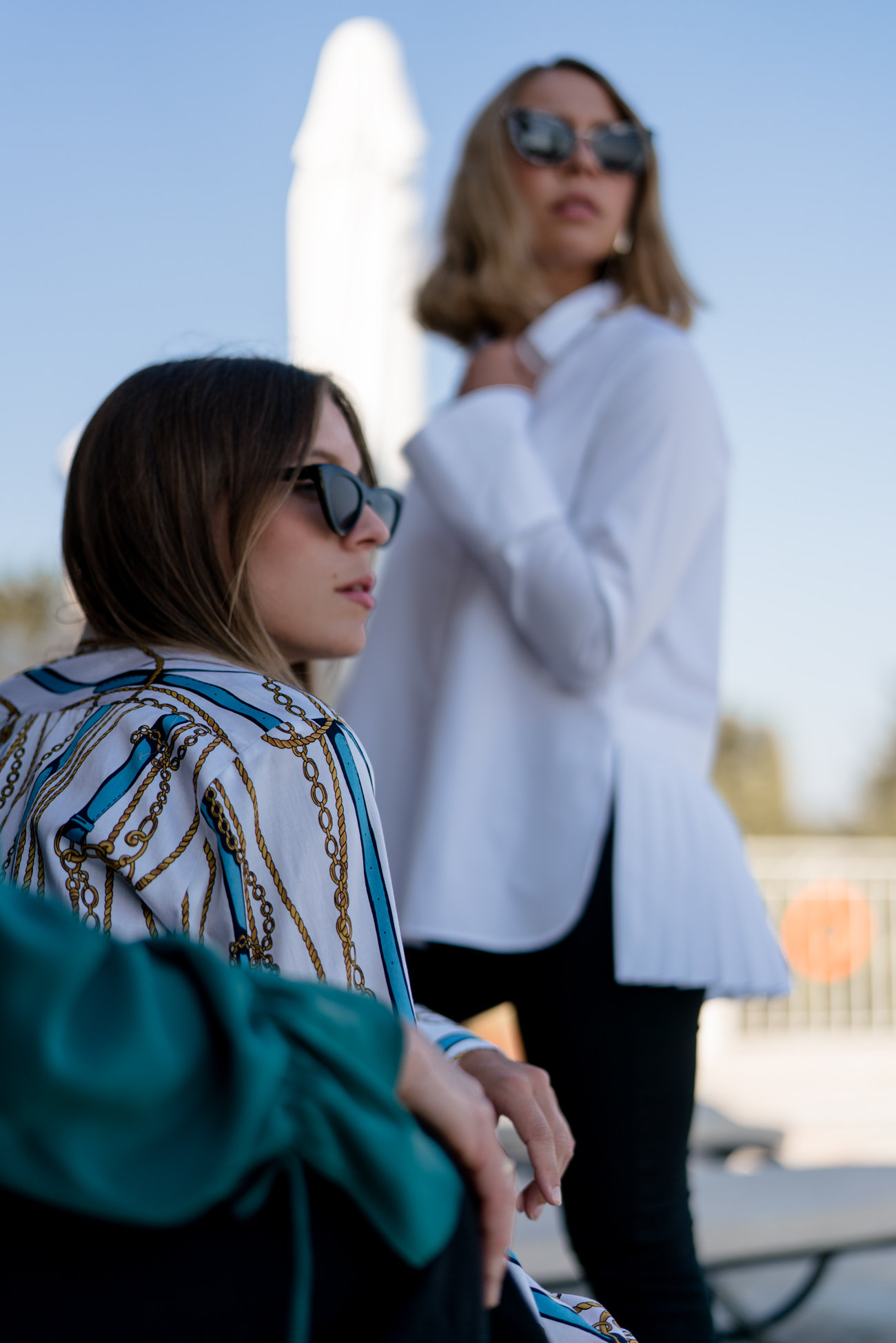 grüne Seidenbluse-weiße Bluse Plissee Saum-klassische weiße Hemdbluse-Family Portrait-editorial shooting Korfu-familienshooting-eterna blusen-Modeblog Heidelberg-Modeblog Mannheim-Modeblog Deutschland-fashion blog Germany-Sariety.com-Sarah Schaefer-Sarah Czok