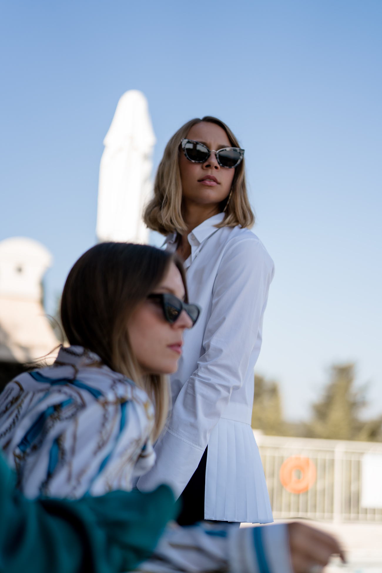 grüne Seidenbluse-weiße Bluse Plissee Saum-klassische weiße Hemdbluse-Family Portrait-editorial shooting Korfu-familienshooting-eterna blusen-Modeblog Heidelberg-Modeblog Mannheim-Modeblog Deutschland-fashion blog Germany-Sariety.com-Sarah Schaefer-Sarah Czok