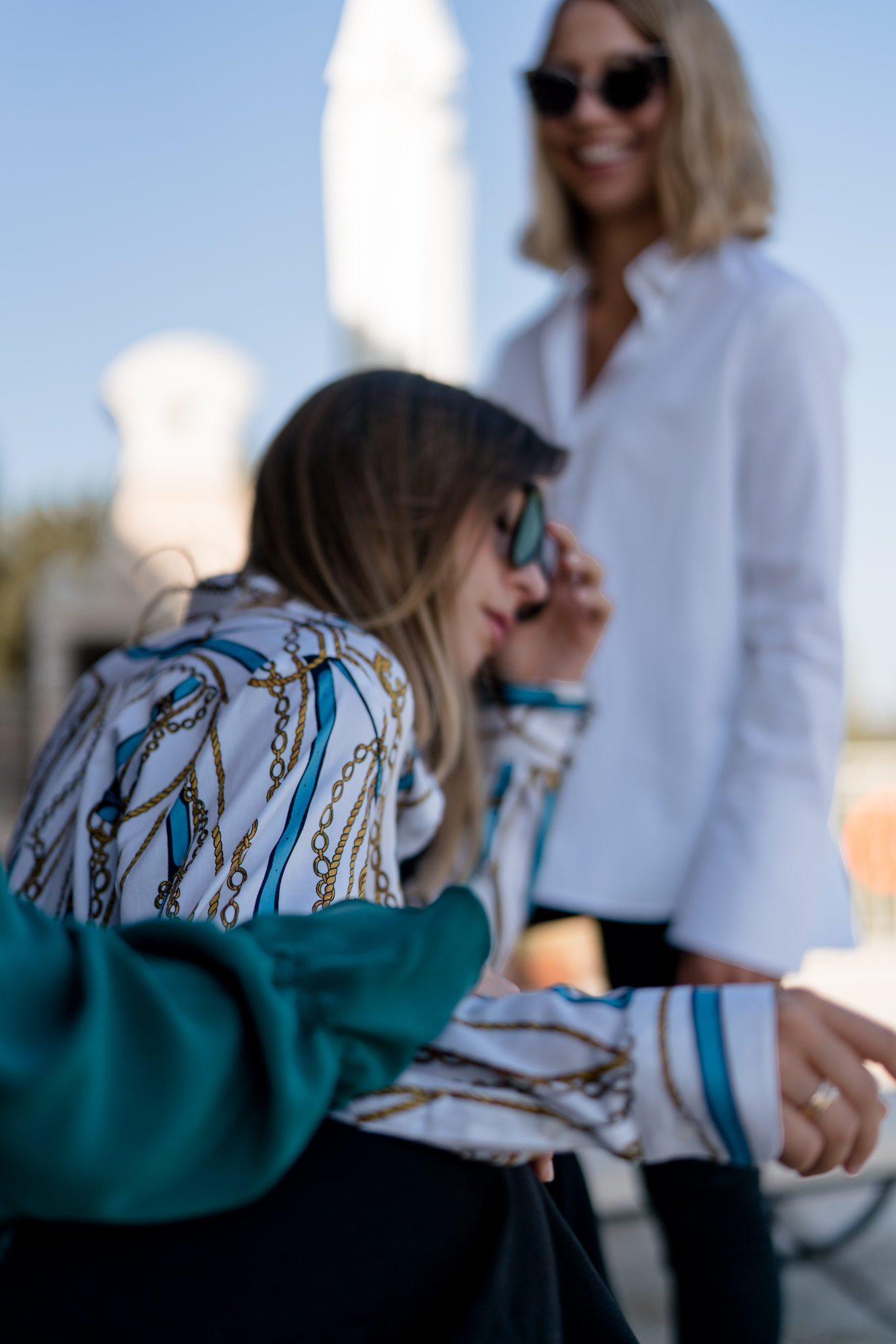 grüne Seidenbluse-weiße Bluse Plissee Saum-klassische weiße Hemdbluse-Family Portrait-editorial shooting Korfu-familienshooting-eterna blusen-Modeblog Heidelberg-Modeblog Mannheim-Modeblog Deutschland-fashion blog Germany-Sariety.com-Sarah Schaefer-Sarah Czok
