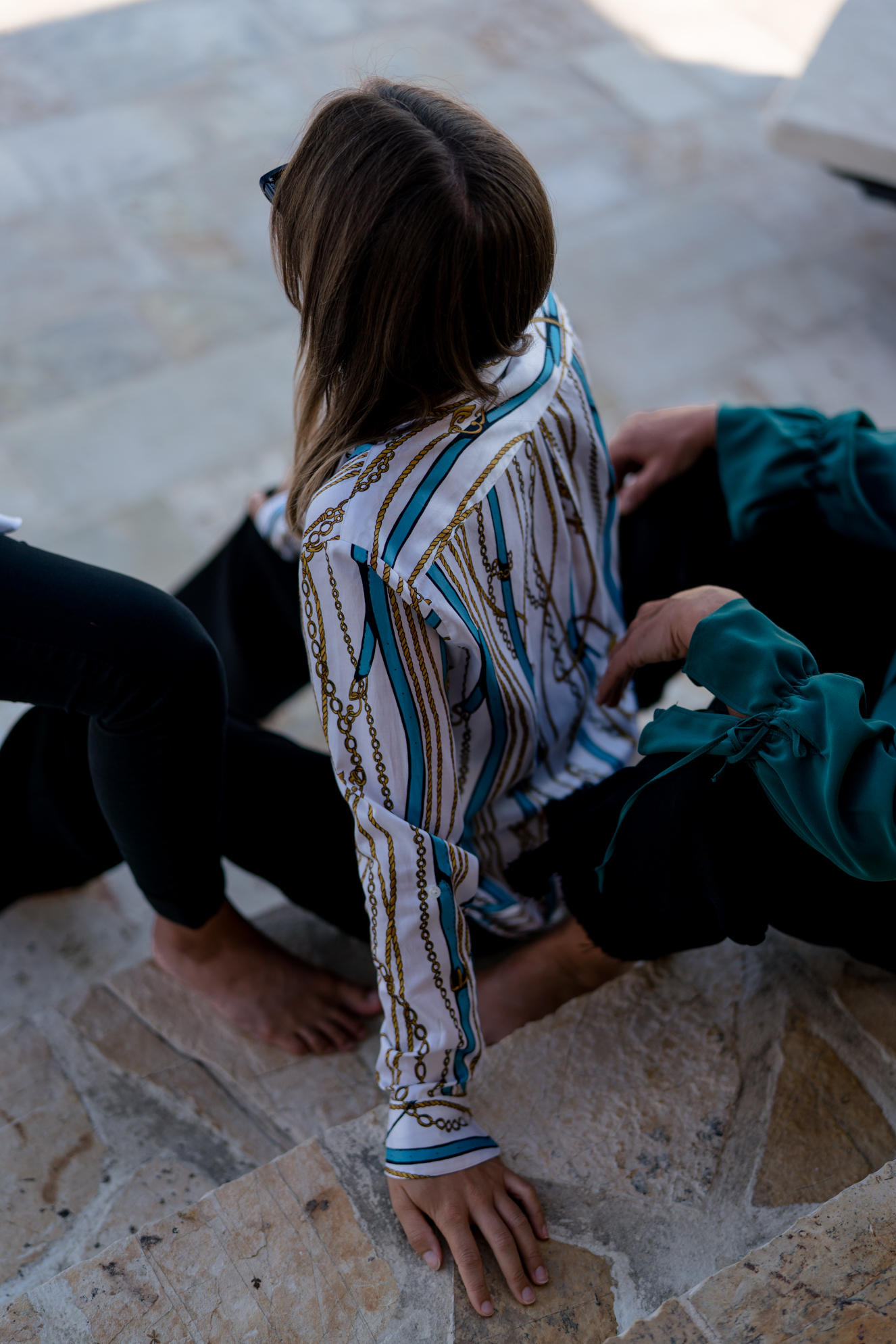 grüne Seidenbluse-weiße Bluse Plissee Saum-klassische weiße Hemdbluse-Family Portrait-editorial shooting Korfu-familienshooting-eterna blusen-Modeblog Heidelberg-Modeblog Mannheim-Modeblog Deutschland-fashion blog Germany-Sariety.com-Sarah Schaefer-Sarah Czok