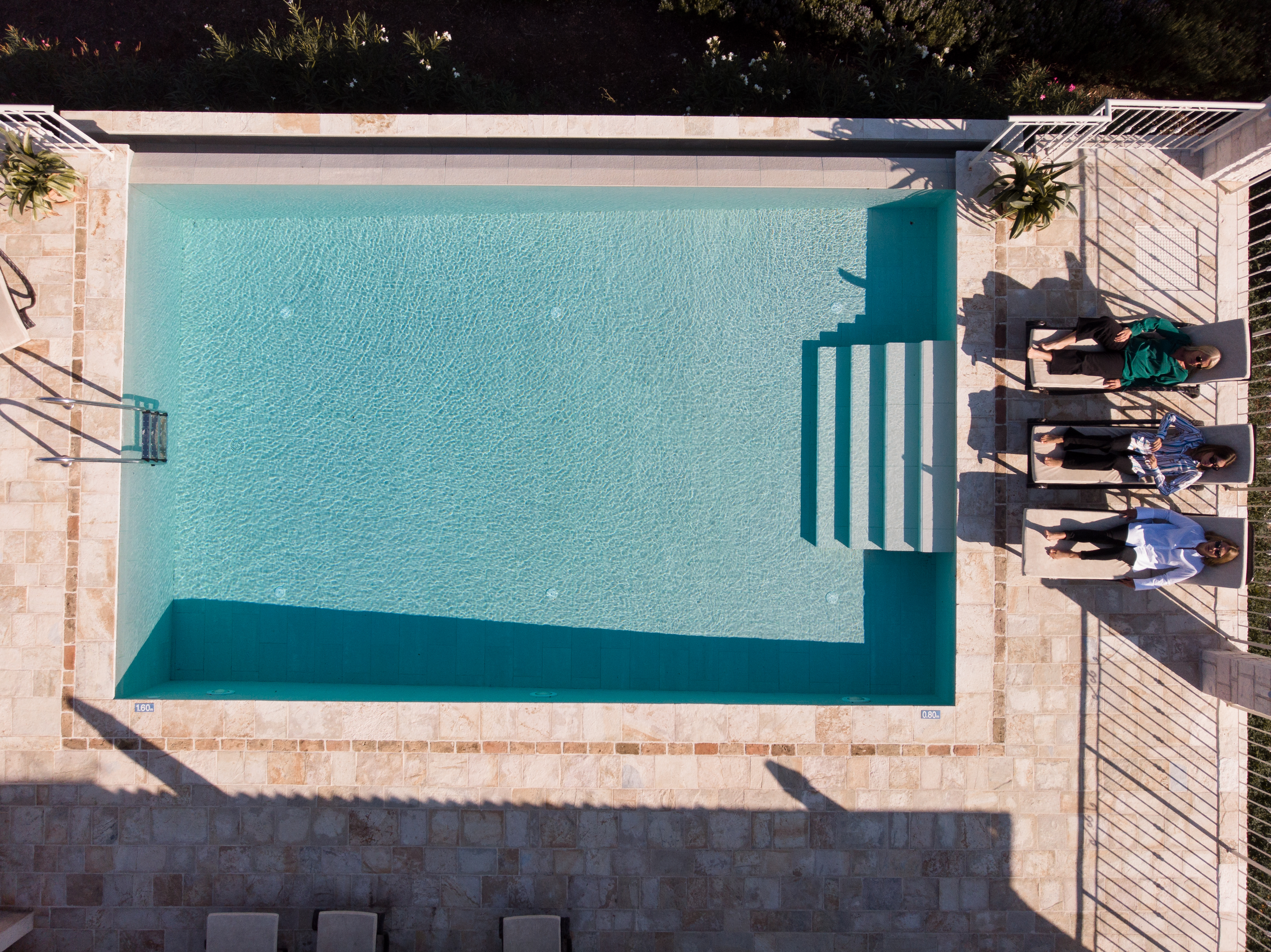 grüne Seidenbluse-weiße Bluse Plissee Saum-klassische weiße Hemdbluse-Family Portrait-editorial shooting Korfu-familienshooting-eterna blusen-Modeblog Heidelberg-Modeblog Mannheim-Modeblog Deutschland-fashion blog Germany-Sariety.com-Sarah Schaefer-Sarah Czok