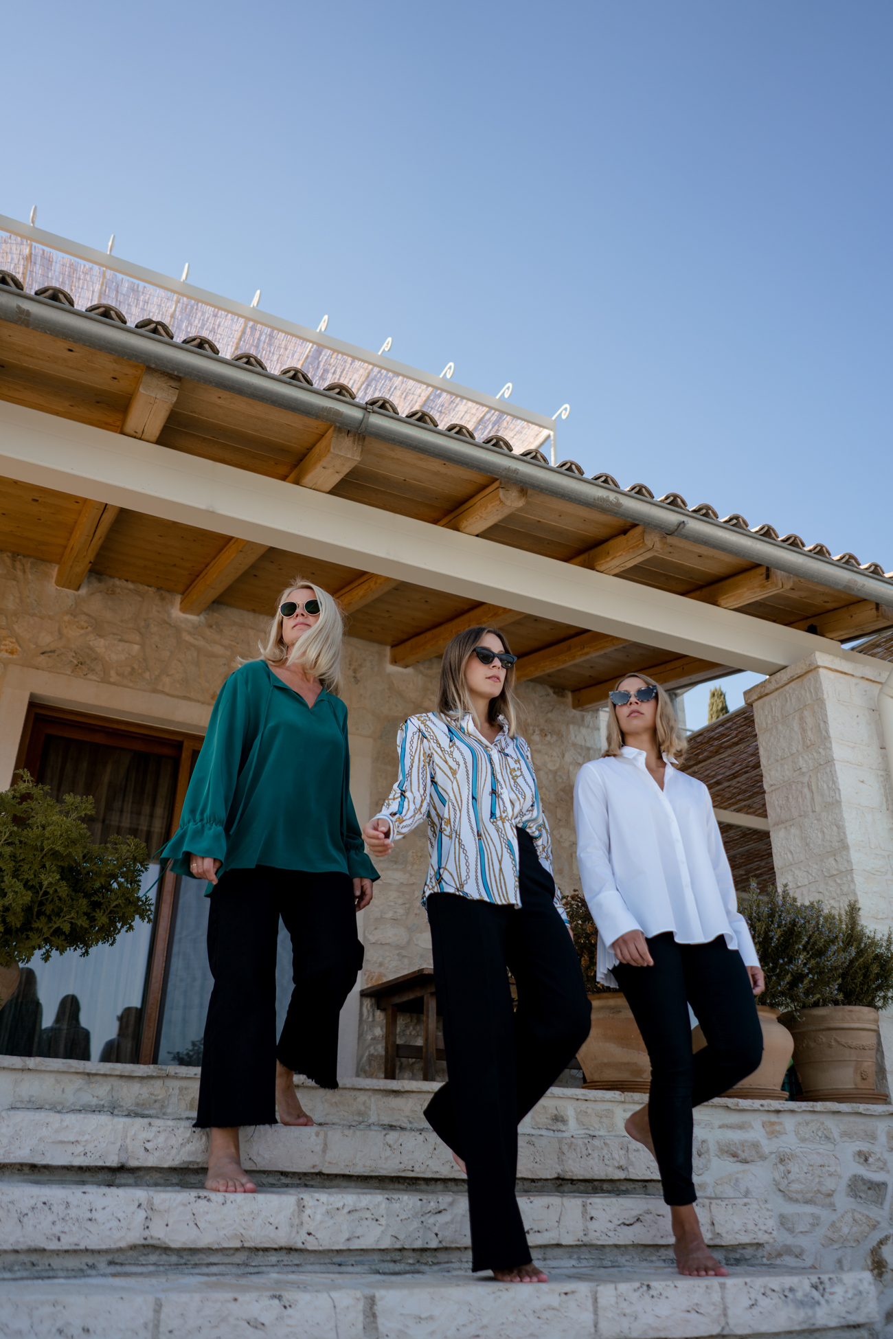 grüne Seidenbluse-weiße Bluse Plissee Saum-klassische weiße Hemdbluse-Family Portrait-editorial shooting Korfu-familienshooting-eterna blusen-Modeblog Heidelberg-Modeblog Mannheim-Modeblog Deutschland-fashion blog Germany-Sariety.com-Sarah Schaefer-Sarah Czok