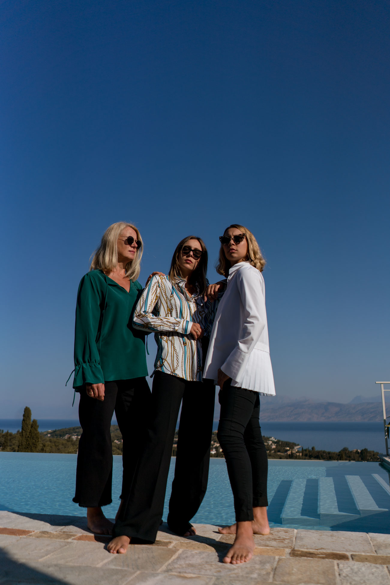 grüne Seidenbluse-weiße Bluse Plissee Saum-klassische weiße Hemdbluse-Family Portrait-editorial shooting Korfu-familienshooting-eterna blusen-Modeblog Heidelberg-Modeblog Mannheim-Modeblog Deutschland-fashion blog Germany-Sariety.com-Sarah Schaefer-Sarah Czok