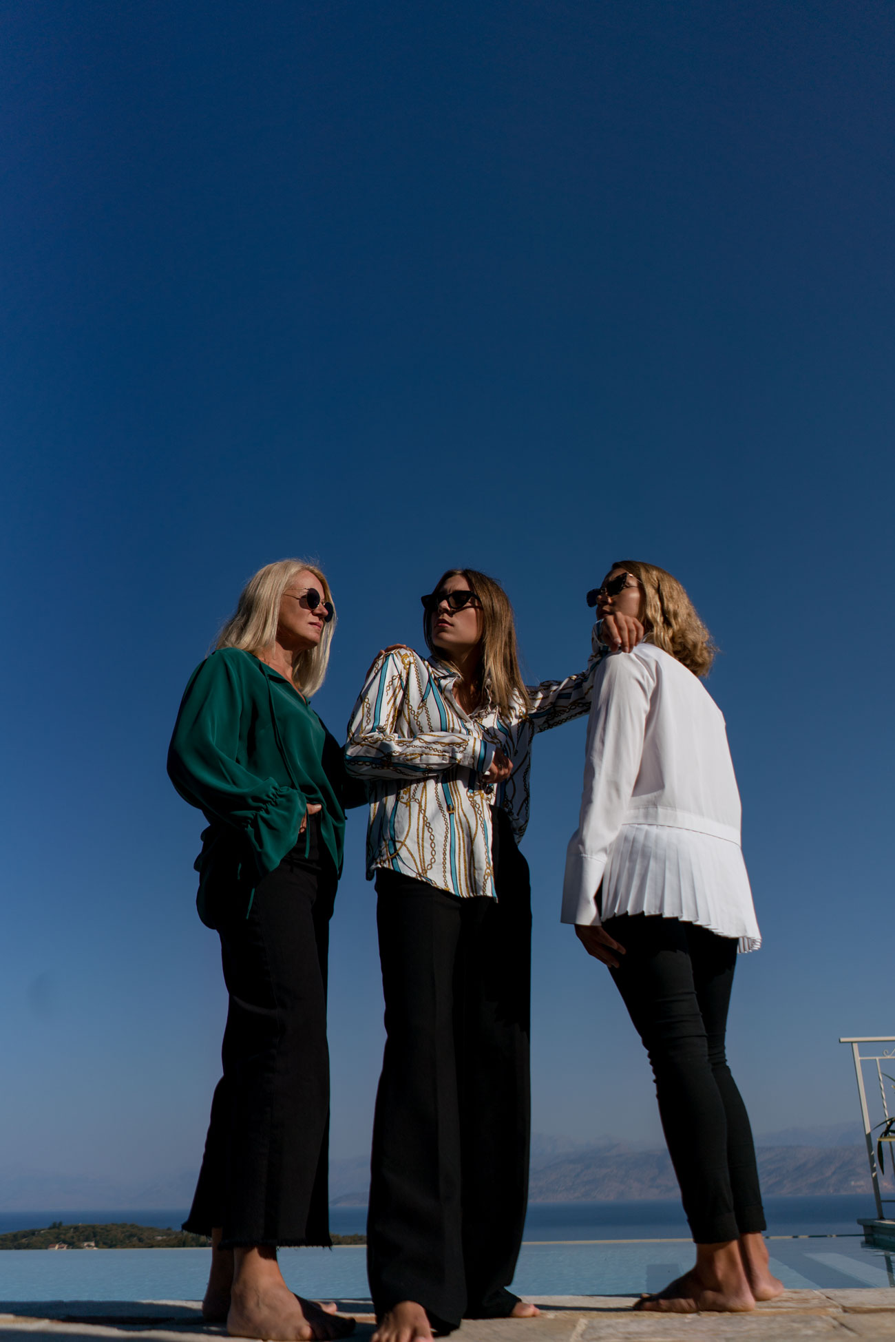 grüne Seidenbluse-weiße Bluse Plissee Saum-klassische weiße Hemdbluse-Family Portrait-editorial shooting Korfu-familienshooting-eterna blusen-Modeblog Heidelberg-Modeblog Mannheim-Modeblog Deutschland-fashion blog Germany-Sariety.com-Sarah Schaefer-Sarah Czok