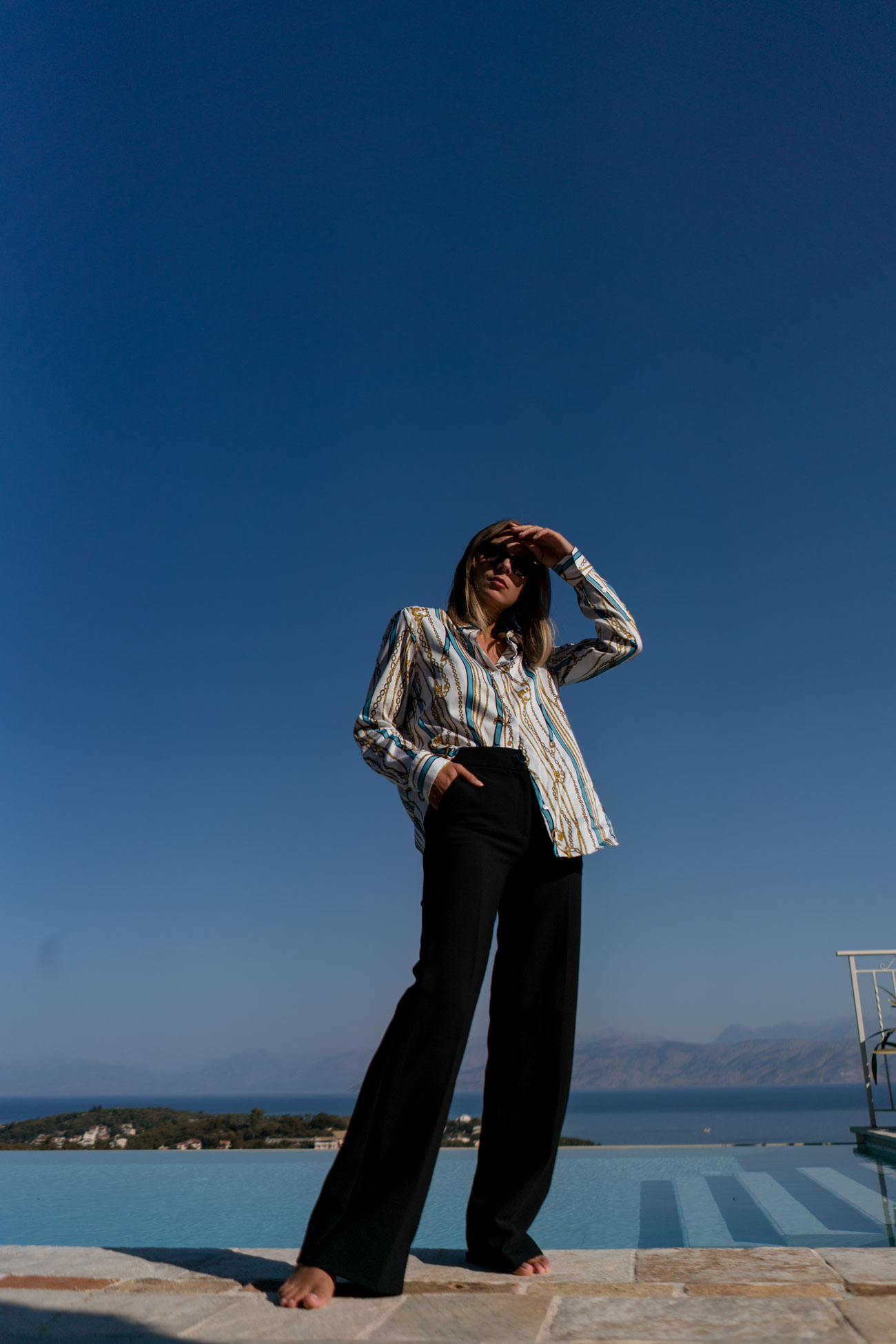 grüne Seidenbluse-weiße Bluse Plissee Saum-klassische weiße Hemdbluse-Family Portrait-editorial shooting Korfu-familienshooting-eterna blusen-Modeblog Heidelberg-Modeblog Mannheim-Modeblog Deutschland-fashion blog Germany-Sariety.com-Sarah Schaefer-Sarah Czok