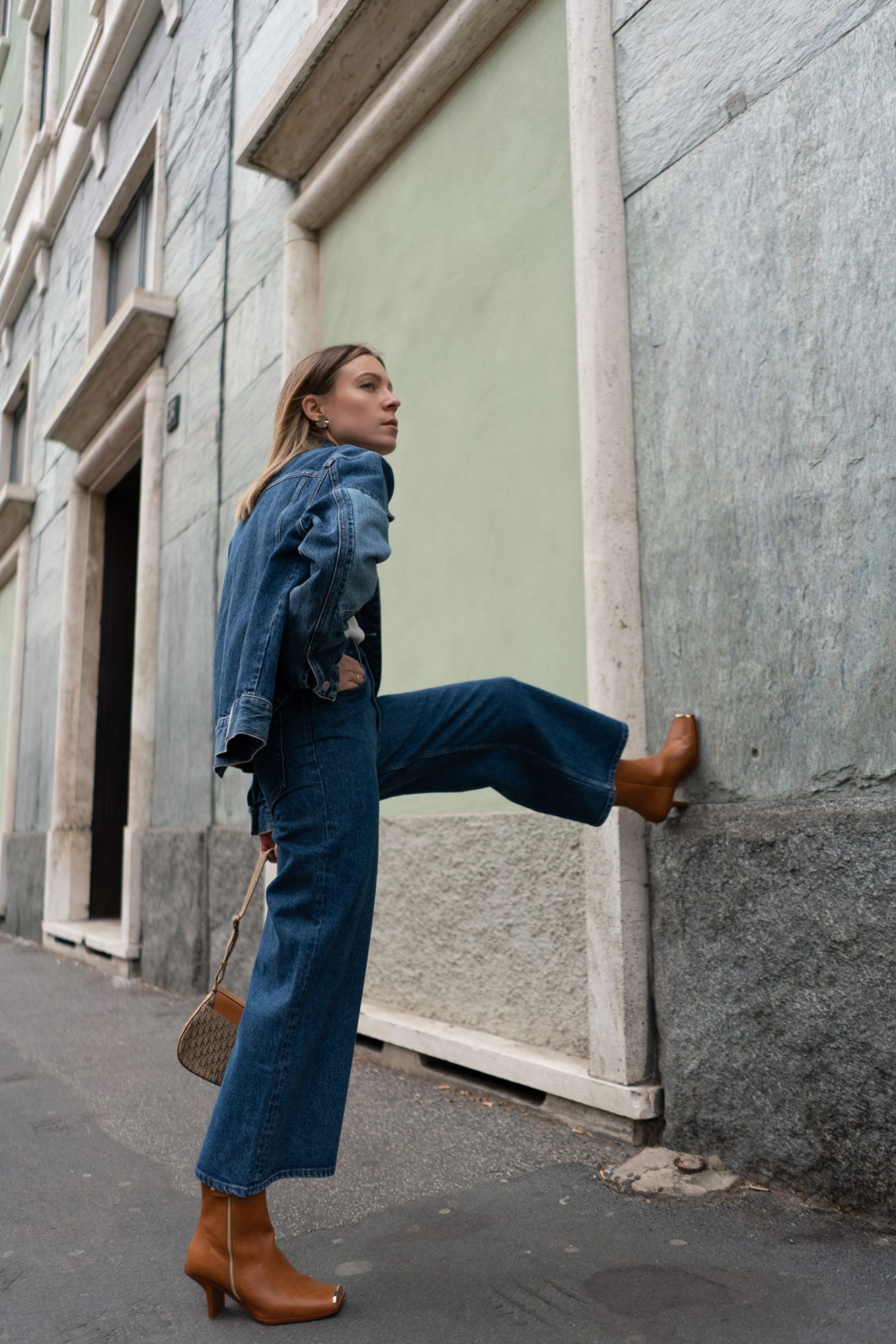 Calvin Klein Denim Look-Calvin Klein x Diot Outfit-Travel Outfit-Fashion Week Outfit-Milan Fashion Week Street Style Looks-Fashion Week Mailand-Modeblog Deutschland-Modeblog München-fashion blog Germany-Sariety.com-Sarah Czok-Sarah Schaefer