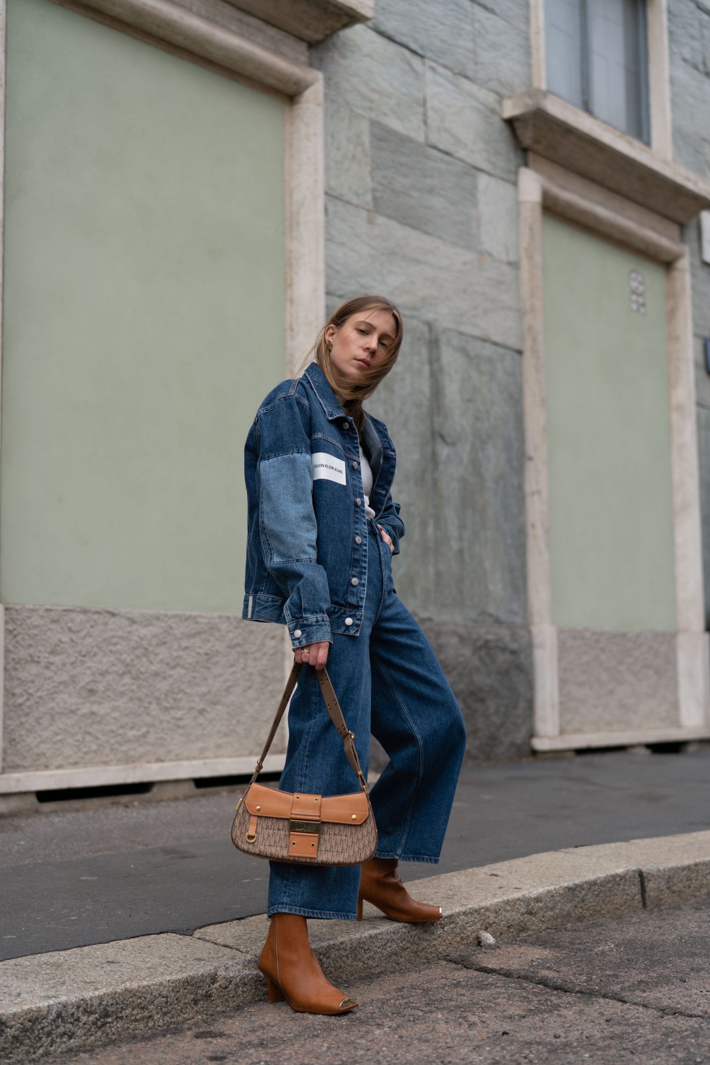 Calvin Klein Denim Look-Calvin Klein x Diot Outfit-Travel Outfit-Fashion Week Outfit-Milan Fashion Week Street Style Looks-Fashion Week Mailand-Modeblog Deutschland-Modeblog München-fashion blog Germany-Sariety.com-Sarah Czok-Sarah Schaefer