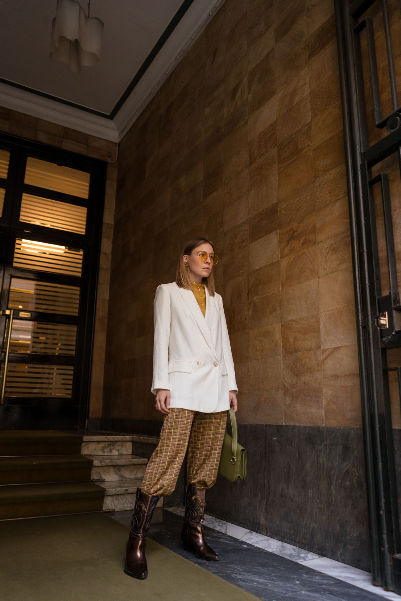 Hose in Stiefel Outfit-Fashion Week Outfit-Milan Fashion Week Street Style Looks-Fashion Week Mailand-Modeblog Deutschland-Modeblog München-fashion blog Germany-Sariety.com-Sarah Czok-Sarah Schaefer