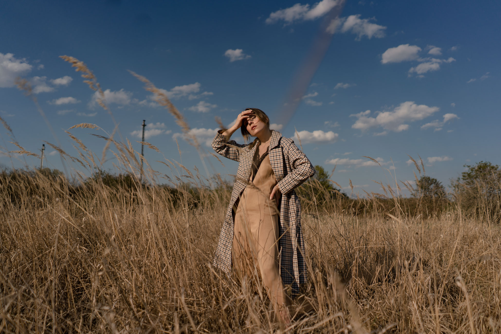 Fashion Editorial-Chloé Nomade-Field Shoot-Selected Femme Trenchcoat-Summer Dress-Nudes Look-Beiges Outfit-Modeblog Deutschland-fashion blog Germany-Sariety.com-Sarah Czok-Sarah Schaefer-Fashionblog München-Modeblog München