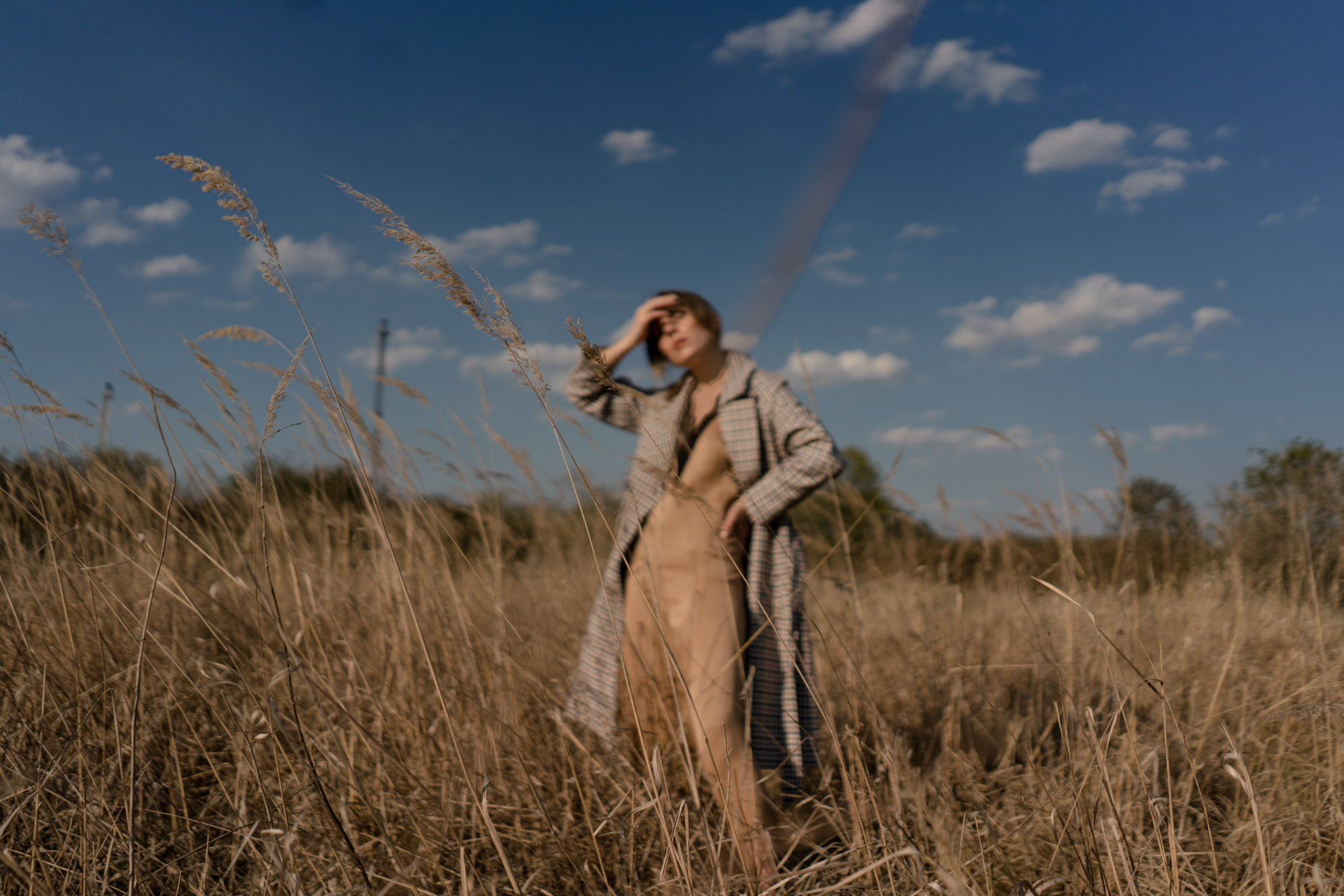 Fashion Editorial-Chloé Nomade-Field Shoot-Selected Femme Trenchcoat-Summer Dress-Nudes Look-Beiges Outfit-Modeblog Deutschland-fashion blog Germany-Sariety.com-Sarah Czok-Sarah Schaefer-Fashionblog München-Modeblog München