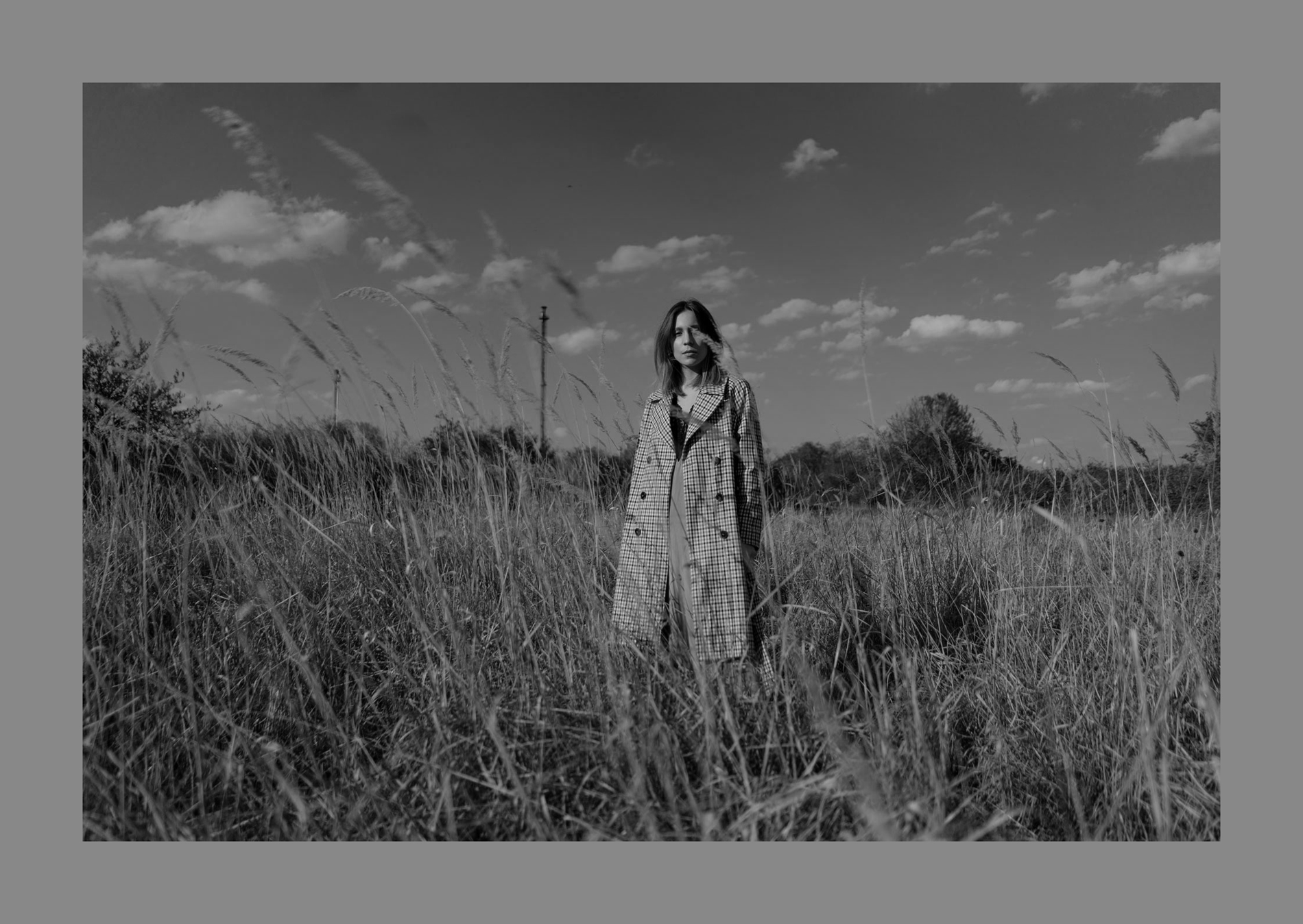 Fashion Editorial-Chloé Nomade-Field Shoot-Selected Femme Trenchcoat-Summer Dress-Nudes Look-Beiges Outfit-Modeblog Deutschland-fashion blog Germany-Sariety.com-Sarah Czok-Sarah Schaefer-Fashionblog München-Modeblog München