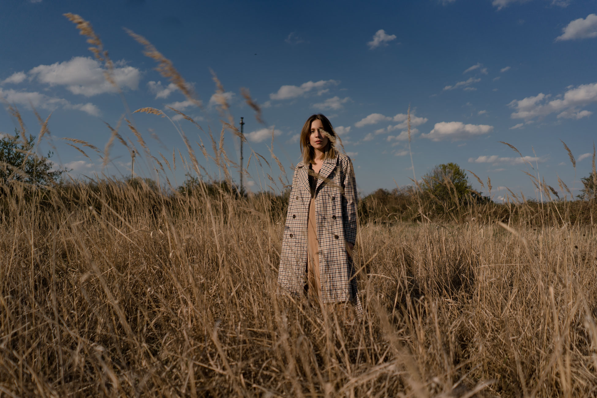 Fashion Editorial Chloé Nomade Field Selected Femme Trenchcoat Market Summer Dress Nudes Beiges Modeblog Deutschland fashion blog Germany Sariety.com Sarah Czok Sarah Schaefer_16