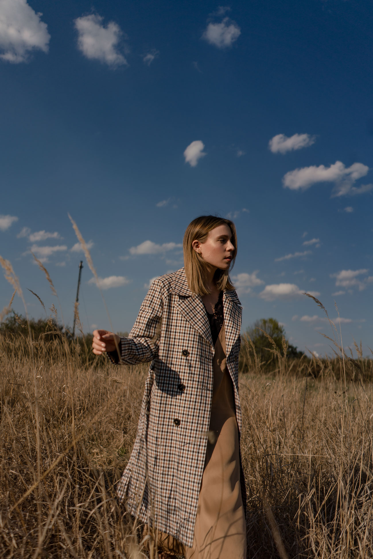 Fashion Editorial-Chloé Nomade-Field Shoot-Selected Femme Trenchcoat-Summer Dress-Nudes Look-Beiges Outfit-Modeblog Deutschland-fashion blog Germany-Sariety.com-Sarah Czok-Sarah Schaefer-Fashionblog München-Modeblog München