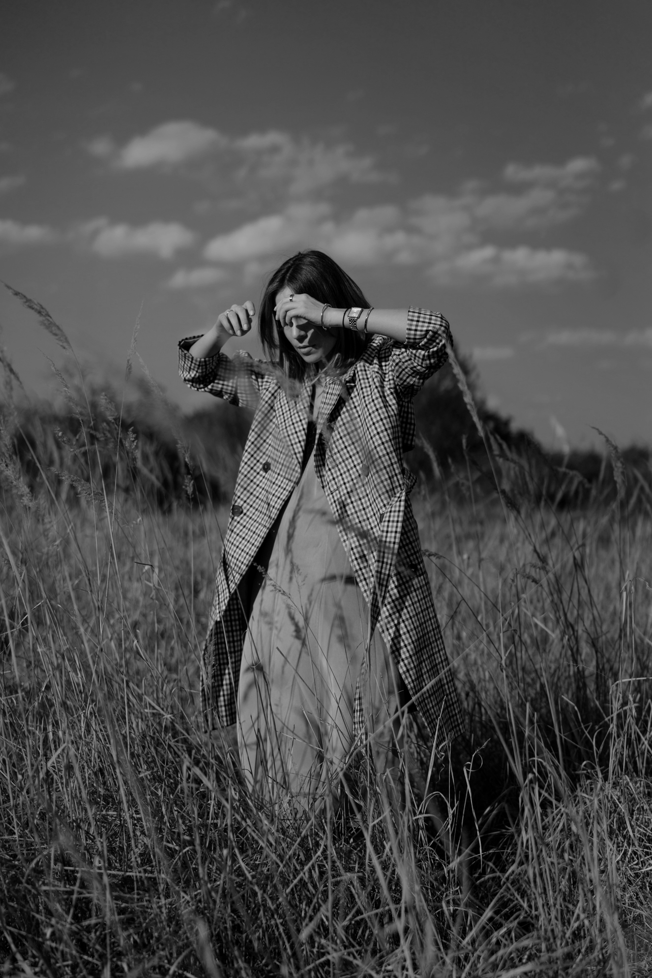 Fashion Editorial-Chloé Nomade-Field Shoot-Selected Femme Trenchcoat-Summer Dress-Nudes Look-Beiges Outfit-Modeblog Deutschland-fashion blog Germany-Sariety.com-Sarah Czok-Sarah Schaefer-Fashionblog München-Modeblog München