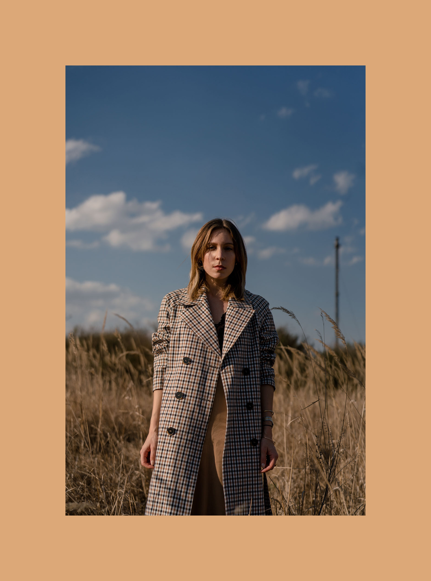 Fashion Editorial-Chloé Nomade-Field Shoot-Selected Femme Trenchcoat-Summer Dress-Nudes Look-Beiges Outfit-Modeblog Deutschland-fashion blog Germany-Sariety.com-Sarah Czok-Sarah Schaefer-Fashionblog München-Modeblog München