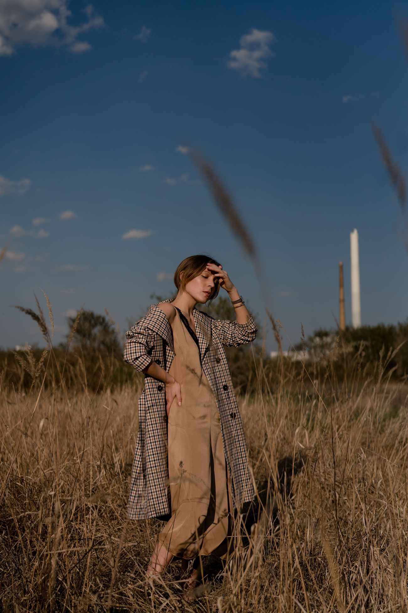 Fashion Editorial-Chloé Nomade-Field Shoot-Selected Femme Trenchcoat-Summer Dress-Nudes Look-Beiges Outfit-Modeblog Deutschland-fashion blog Germany-Sariety.com-Sarah Czok-Sarah Schaefer-Fashionblog München-Modeblog München