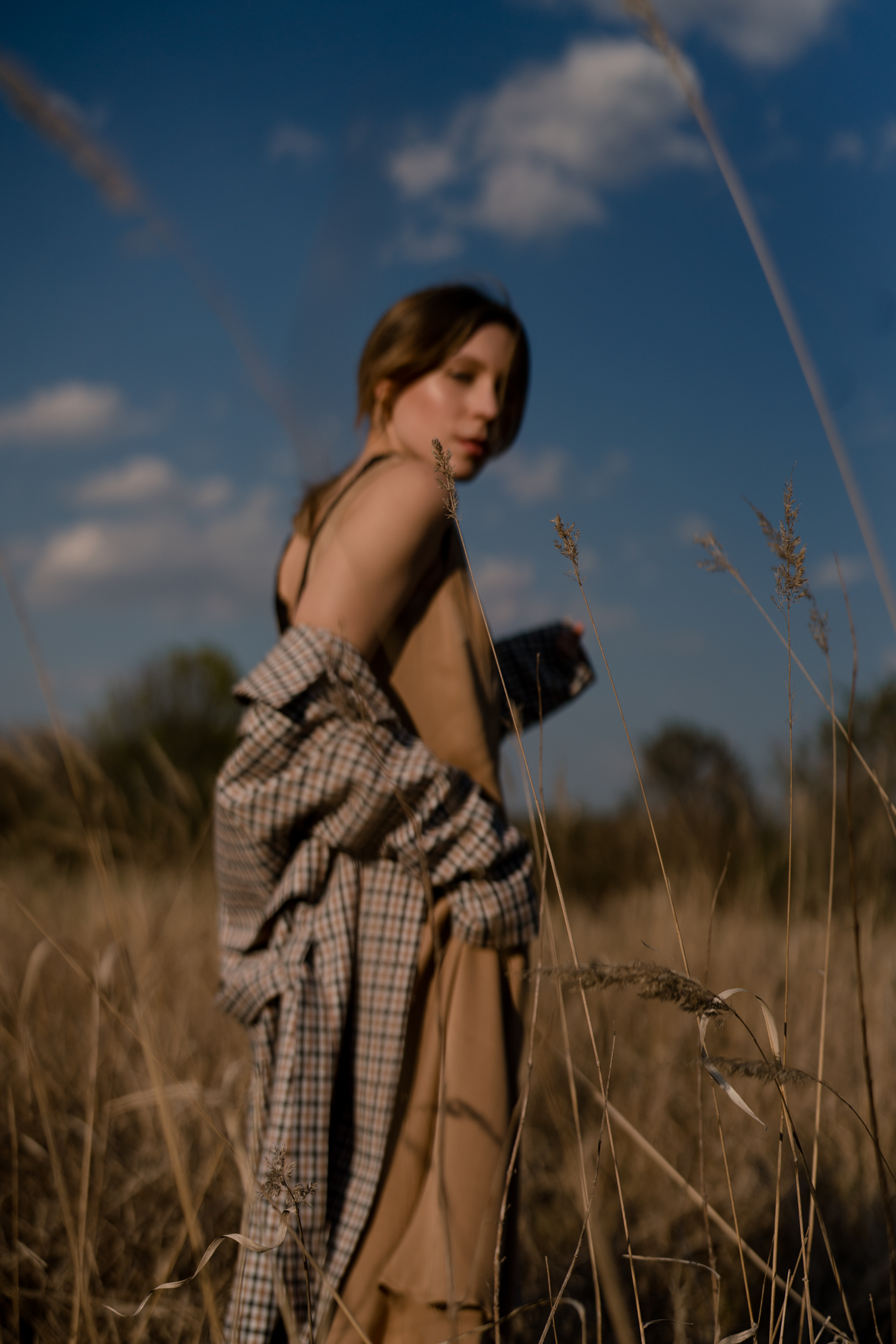 Fashion Editorial-Chloé Nomade-Field Shoot-Selected Femme Trenchcoat-Summer Dress-Nudes Look-Beiges Outfit-Modeblog Deutschland-fashion blog Germany-Sariety.com-Sarah Czok-Sarah Schaefer-Fashionblog München-Modeblog München