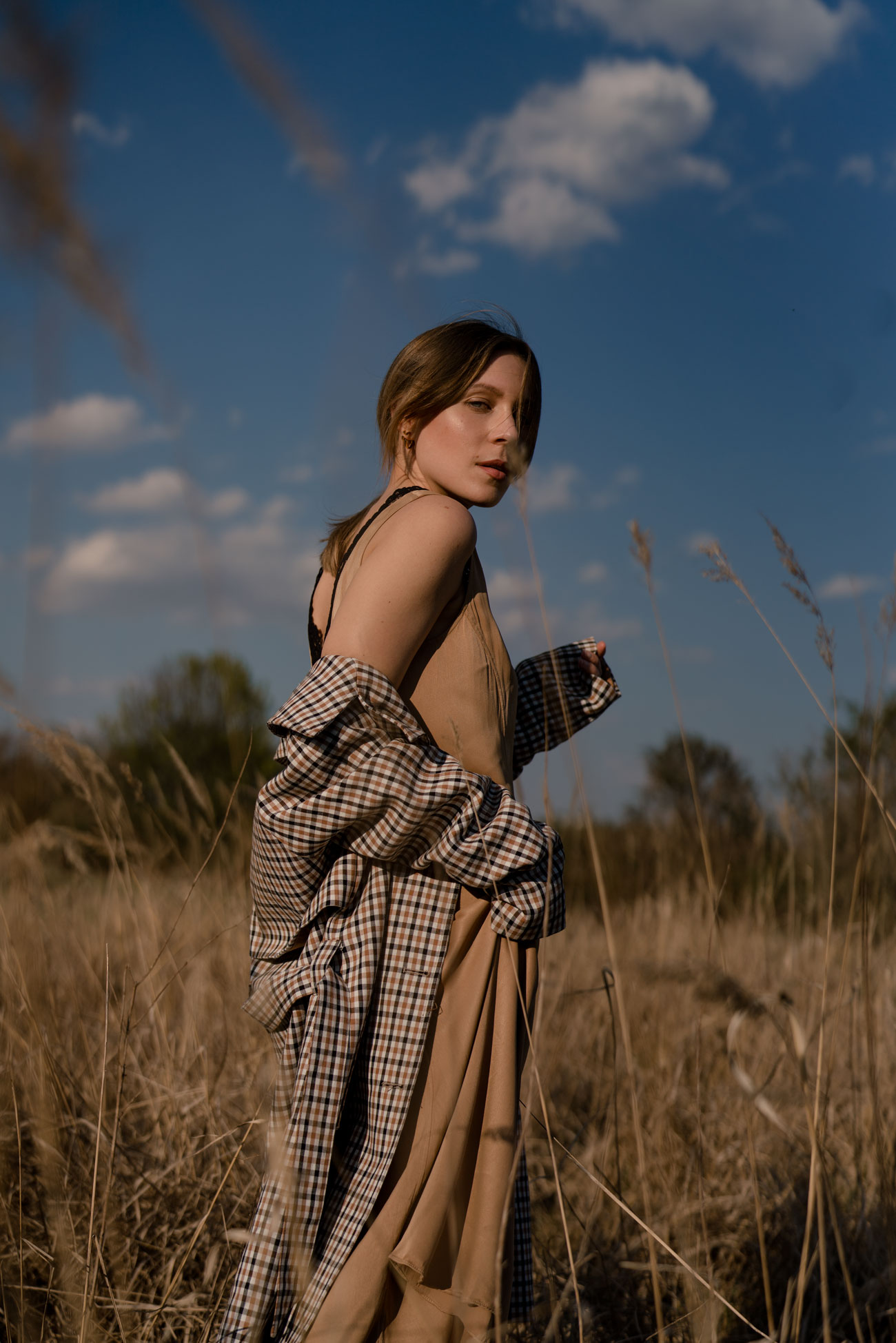 Fashion Editorial-Chloé Nomade-Field Shoot-Selected Femme Trenchcoat-Summer Dress-Nudes Look-Beiges Outfit-Modeblog Deutschland-fashion blog Germany-Sariety.com-Sarah Czok-Sarah Schaefer-Fashionblog München-Modeblog München