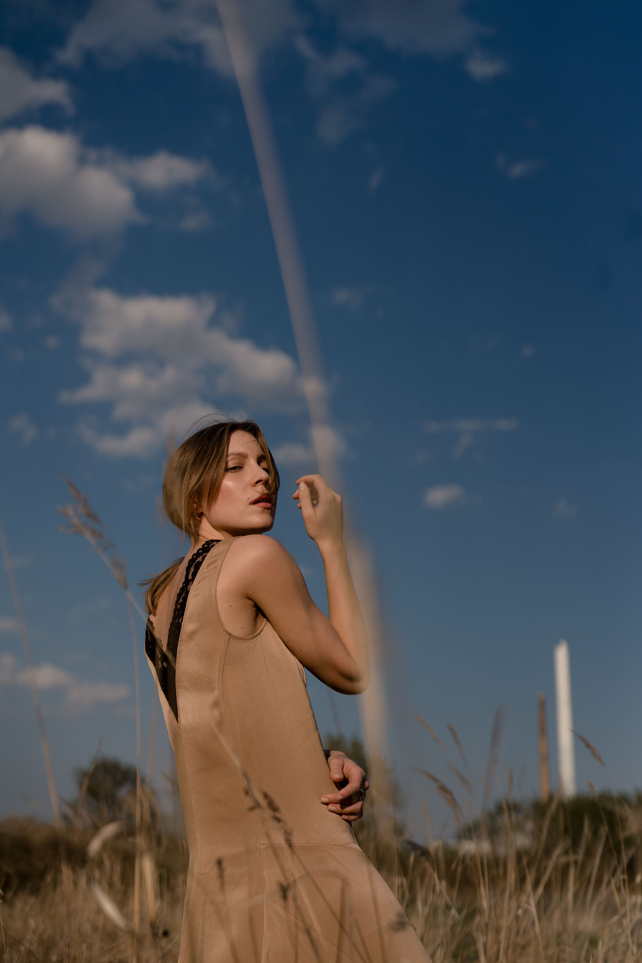 Fashion Editorial-Chloé Nomade-Field Shoot-Selected Femme Trenchcoat-Summer Dress-Nudes Look-Beiges Outfit-Modeblog Deutschland-fashion blog Germany-Sariety.com-Sarah Czok-Sarah Schaefer-Fashionblog München-Modeblog München