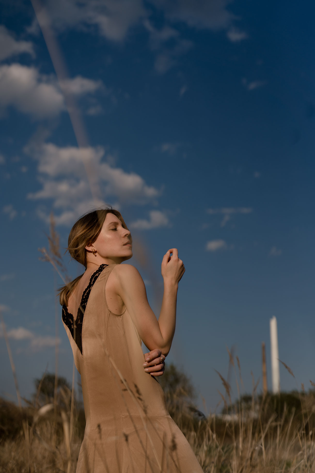 Fashion Editorial-Chloé Nomade-Field Shoot-Selected Femme Trenchcoat-Summer Dress-Nudes Look-Beiges Outfit-Modeblog Deutschland-fashion blog Germany-Sariety.com-Sarah Czok-Sarah Schaefer-Fashionblog München-Modeblog München