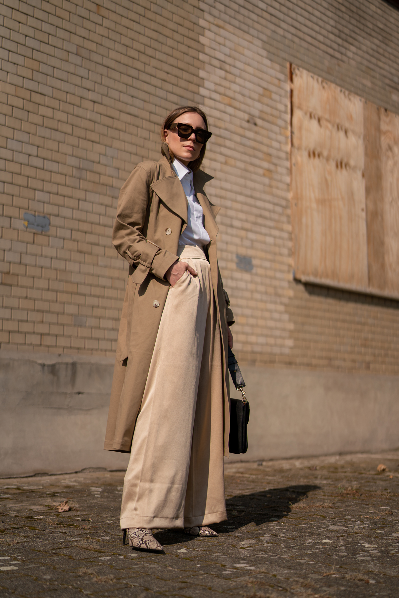 Neutrals Spring Outfit-Beige Outfit-NORR Trenchcoat-Ivy & Oak Pants-Céline Sunglasses-Streetstyle Shooting-Nudes Look-Beiges Outfit-Modeblog Deutschland-Modeblog München-fashion blog Germany-Sariety.com-Sarah Czok-Sarah Schaefer