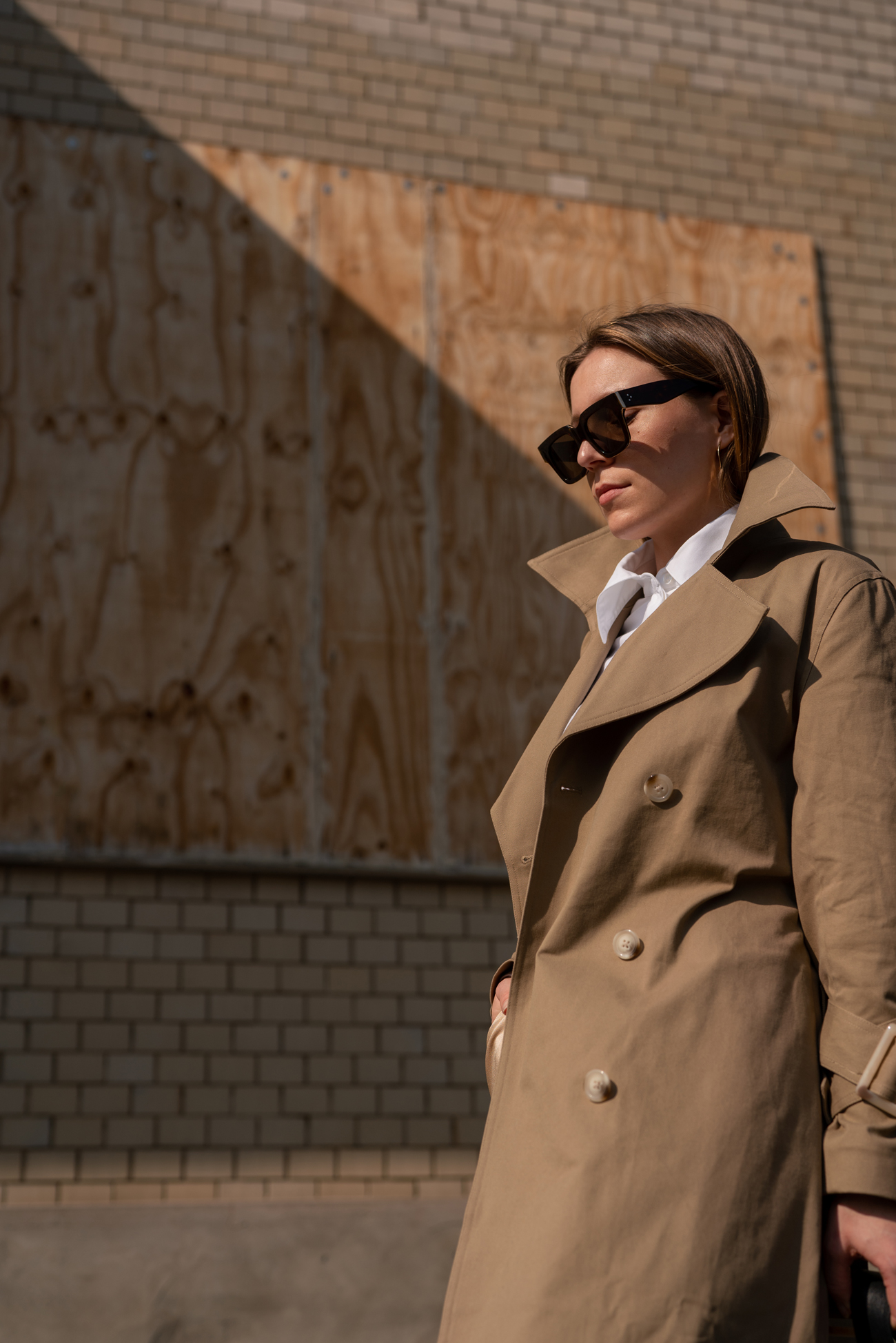 Neutrals Spring Outfit-Beige Outfit-NORR Trenchcoat-Ivy & Oak Pants-Céline Sunglasses-Streetstyle Shooting-Nudes Look-Beiges Outfit-Modeblog Deutschland-Modeblog München-fashion blog Germany-Sariety.com-Sarah Czok-Sarah Schaefer