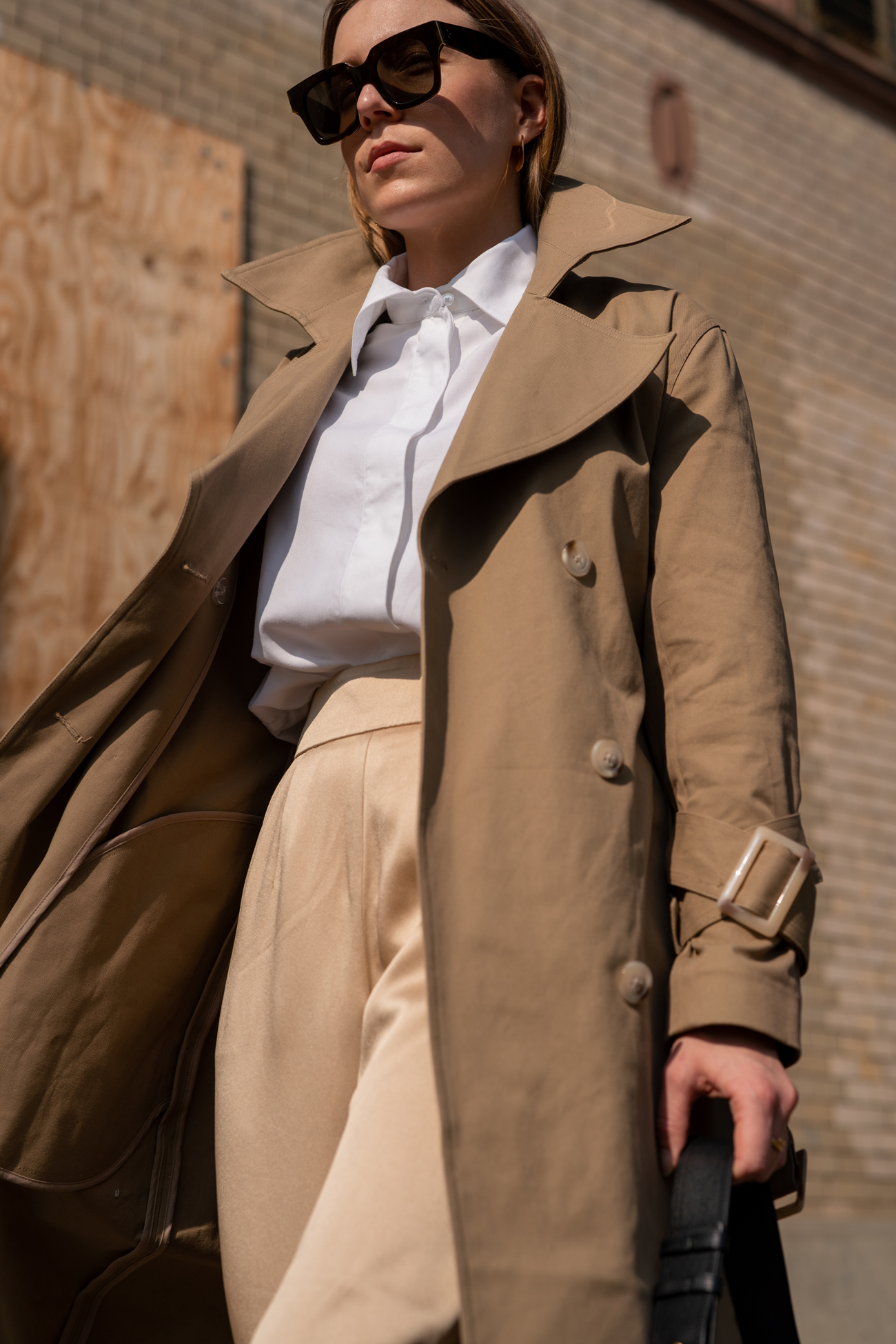 Neutrals Spring Outfit-Beige Outfit-NORR Trenchcoat-Ivy & Oak Pants-Céline Sunglasses-Streetstyle Shooting-Nudes Look-Beiges Outfit-Modeblog Deutschland-Modeblog München-fashion blog Germany-Sariety.com-Sarah Czok-Sarah Schaefer