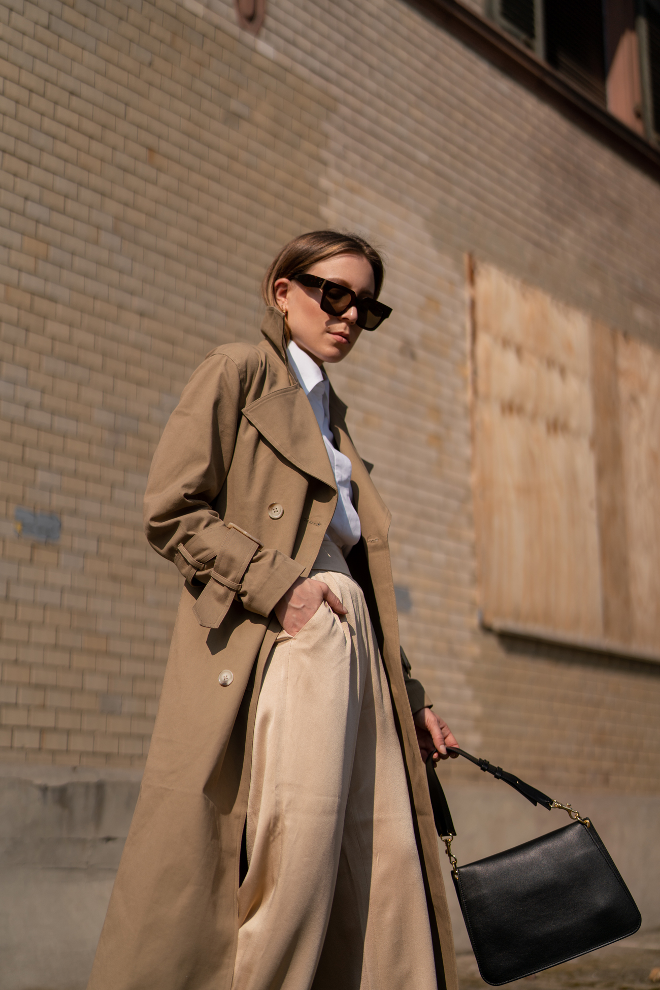 Neutrals Spring Outfit-Beige Outfit-NORR Trenchcoat-Ivy & Oak Pants-Céline Sunglasses-Streetstyle Shooting-Nudes Look-Beiges Outfit-Modeblog Deutschland-Modeblog München-fashion blog Germany-Sariety.com-Sarah Czok-Sarah Schaefer