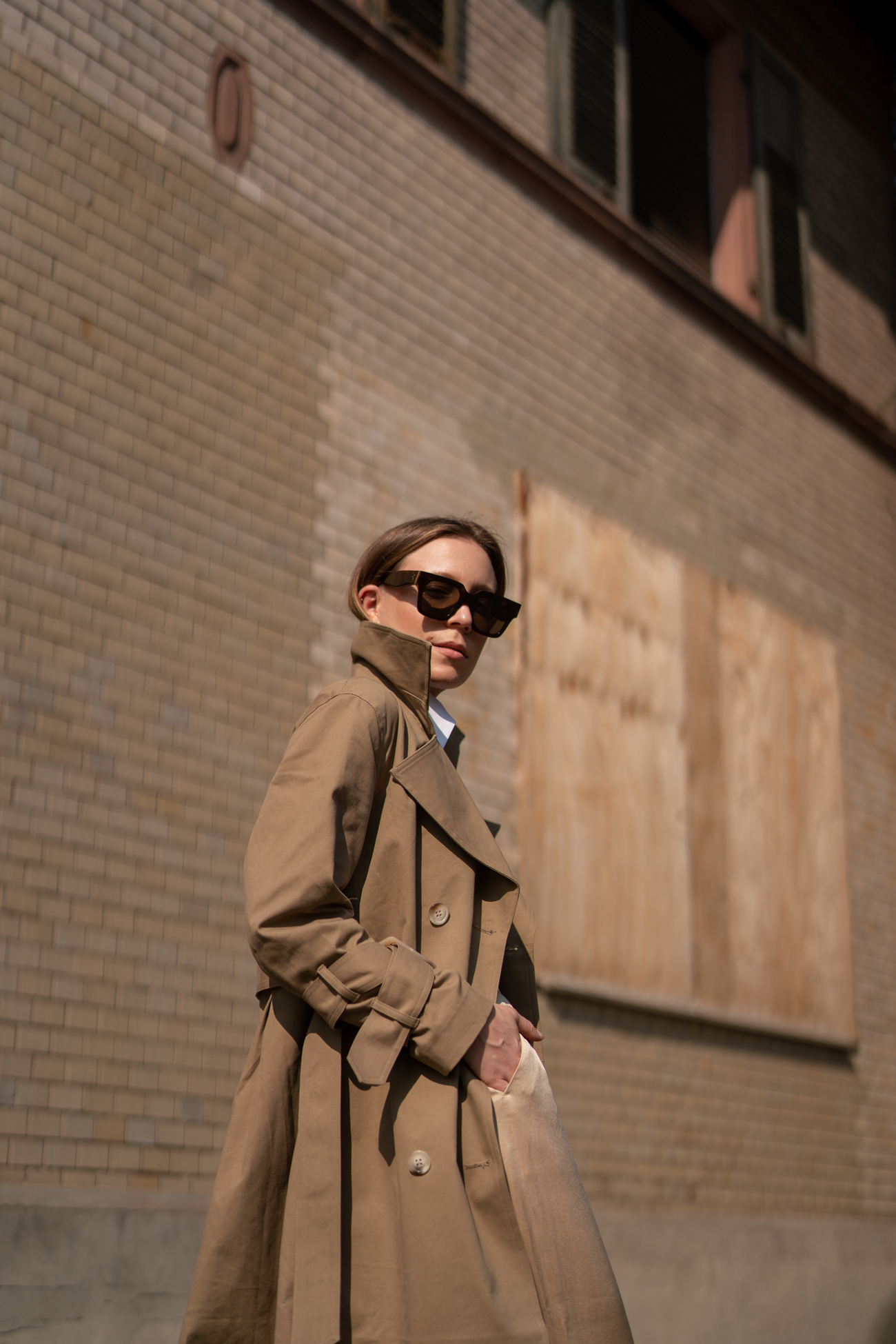 Neutrals Spring Outfit-Beige Outfit-NORR Trenchcoat-Ivy & Oak Pants-Céline Sunglasses-Streetstyle Shooting-Nudes Look-Beiges Outfit-Modeblog Deutschland-Modeblog München-fashion blog Germany-Sariety.com-Sarah Czok-Sarah Schaefer