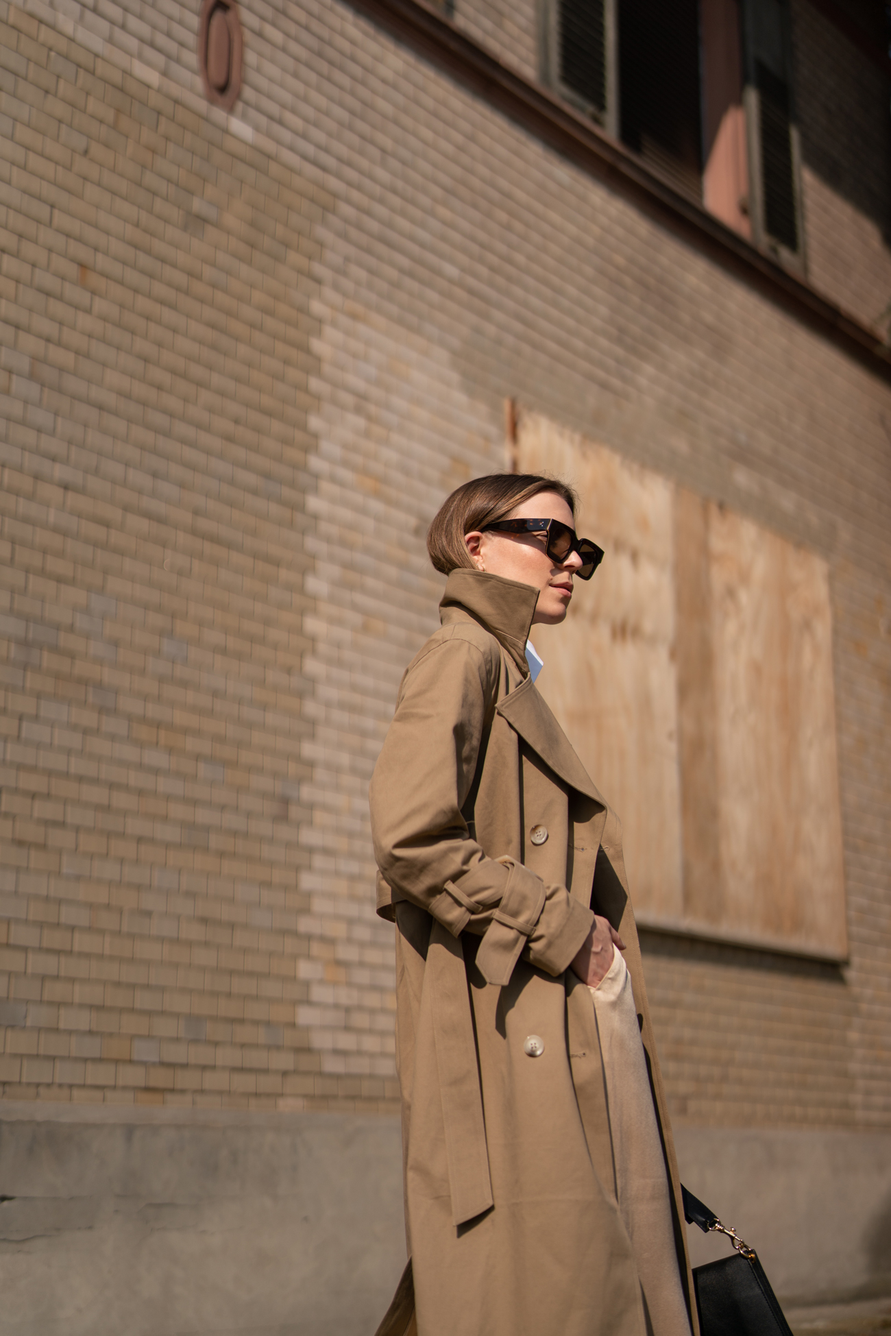 Neutrals Spring Outfit-Beige Outfit-NORR Trenchcoat-Ivy & Oak Pants-Céline Sunglasses-Streetstyle Shooting-Nudes Look-Beiges Outfit-Modeblog Deutschland-Modeblog München-fashion blog Germany-Sariety.com-Sarah Czok-Sarah Schaefer