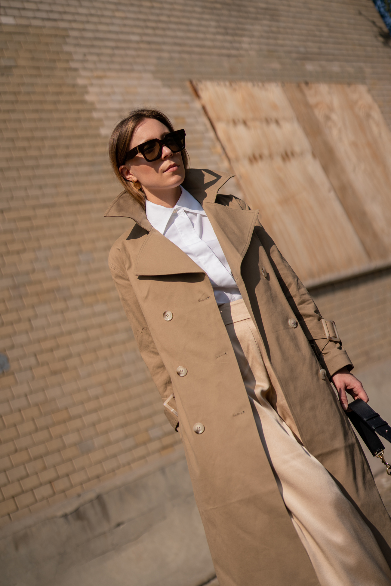 Neutrals Spring Outfit-Beige Outfit-NORR Trenchcoat-Ivy & Oak Pants-Céline Sunglasses-Streetstyle Shooting-Nudes Look-Beiges Outfit-Modeblog Deutschland-Modeblog München-fashion blog Germany-Sariety.com-Sarah Czok-Sarah Schaefer