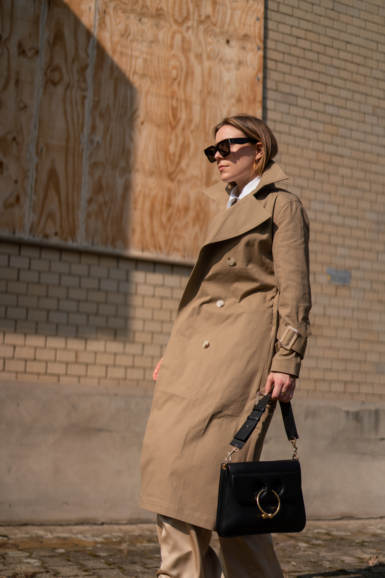 Neutrals Spring Outfit-Beige Outfit-NORR Trenchcoat-Ivy & Oak Pants-Céline Sunglasses-Streetstyle Shooting-Nudes Look-Beiges Outfit-Modeblog Deutschland-Modeblog München-fashion blog Germany-Sariety.com-Sarah Czok-Sarah Schaefer