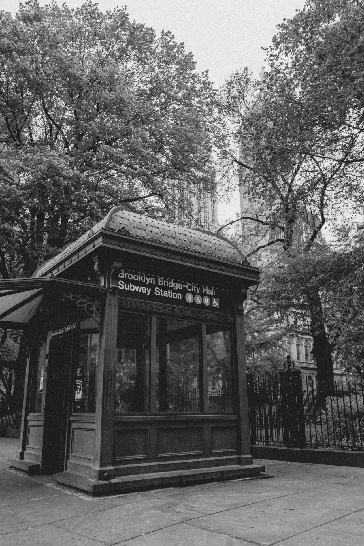 New York City Subway Station-Outfit Allrounder-Adidas Prophere Weiß-Adidas Prophere White-White Blouse-New York City Look-Weiße Bluse Eterna-Modeblog Deutschland-fashion blog Germany-Sariety.com-Sarah Czok-Sarah Schaefer-Fashionblog München-Fashionblog Heidelberg
