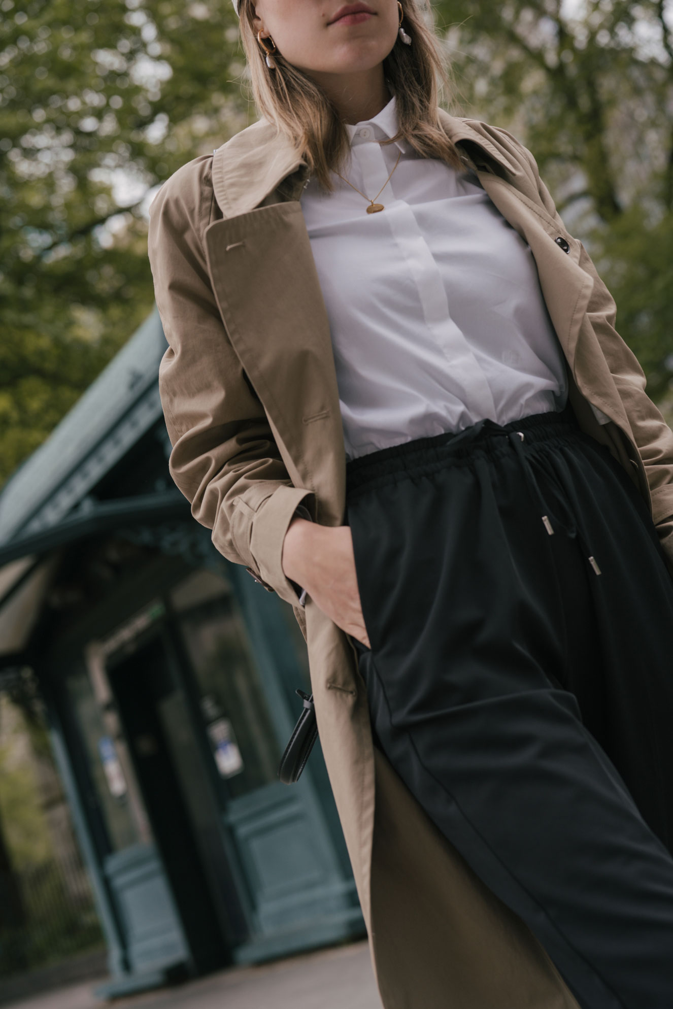 New York City Subway Station-Outfit Allrounder-Adidas Prophere Weiß-Adidas Prophere White-White Blouse-New York City Look-Weiße Bluse Eterna-Modeblog Deutschland-fashion blog Germany-Sariety.com-Sarah Czok-Sarah Schaefer-Fashionblog München-Fashionblog Heidelberg