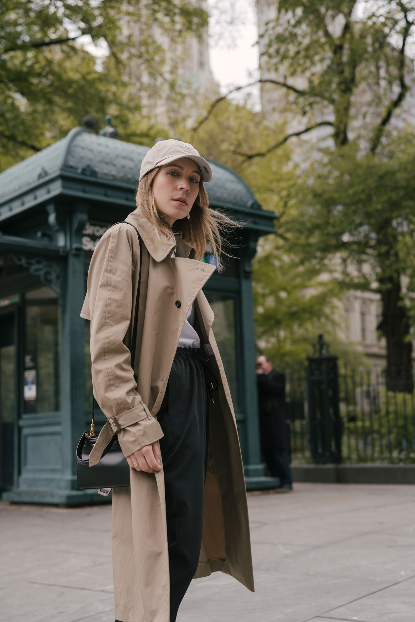 New York City Subway Station-Outfit Allrounder-Adidas Prophere Weiß-Adidas Prophere White-White Blouse-New York City Look-Weiße Bluse Eterna-Modeblog Deutschland-fashion blog Germany-Sariety.com-Sarah Czok-Sarah Schaefer-Fashionblog München-Fashionblog Heidelberg