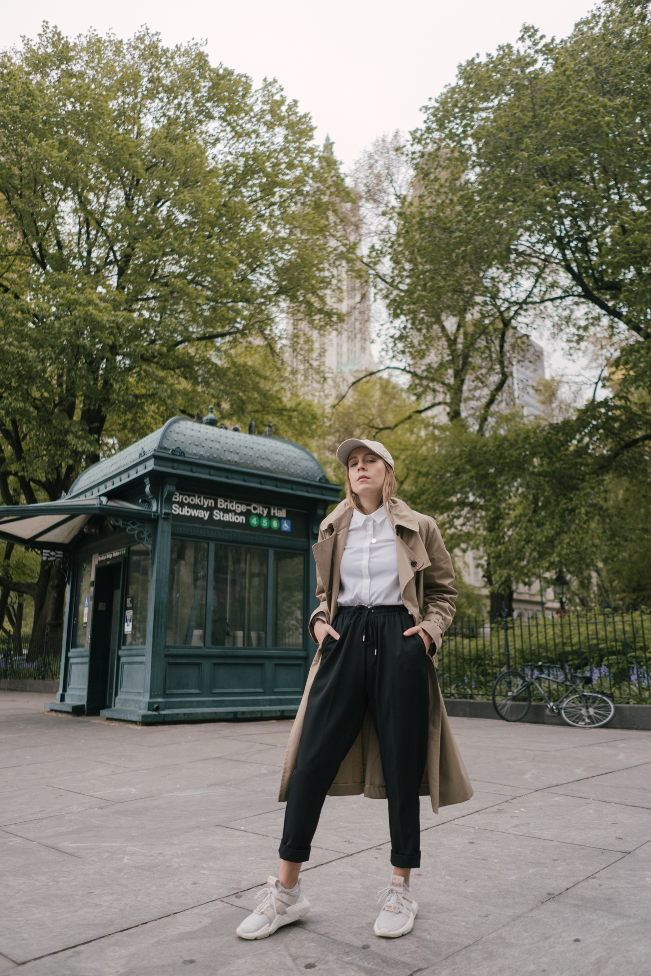 Outfit Allrounder-Adidas Prophere Weiß-Adidas Prophere White-White Blouse-New York City Look-Weiße Bluse Eterna-Modeblog Deutschland-fashion blog Germany-Sariety.com-Sarah Czok-Sarah Schaefer-Fashionblog München-Fashionblog Heidelberg