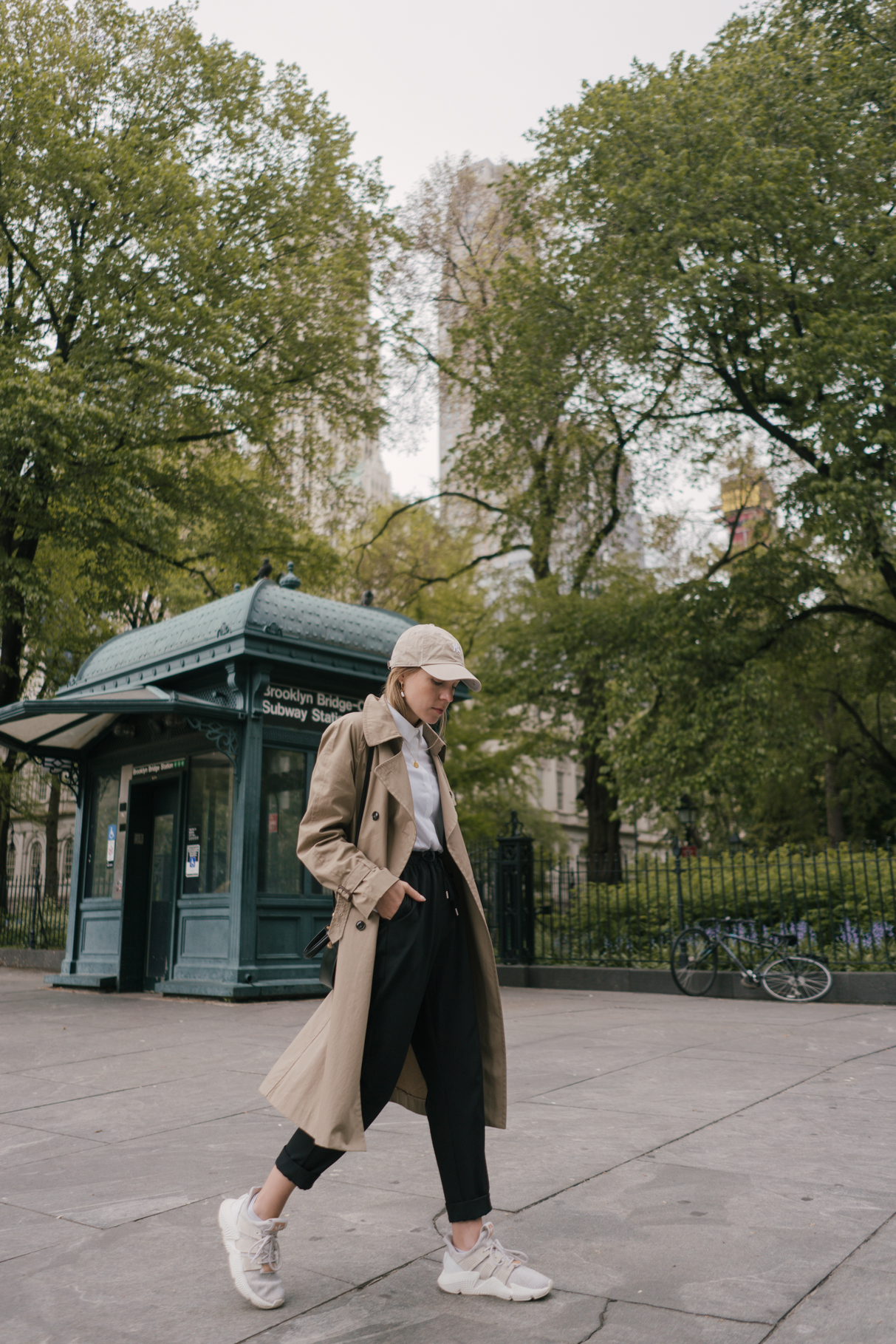 New York City Subway Station-Outfit Allrounder-Adidas Prophere Weiß-Adidas Prophere White-White Blouse-New York City Look-Weiße Bluse Eterna-Modeblog Deutschland-fashion blog Germany-Sariety.com-Sarah Czok-Sarah Schaefer-Fashionblog München-Fashionblog Heidelberg