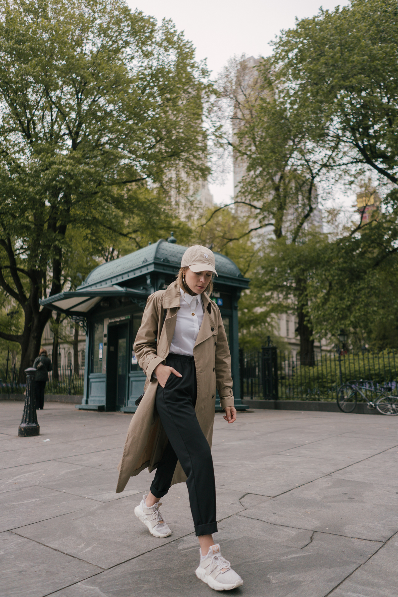 New York City Subway Station-Outfit Allrounder-Adidas Prophere Weiß-Adidas Prophere White-White Blouse-New York City Look-Weiße Bluse Eterna-Modeblog Deutschland-fashion blog Germany-Sariety.com-Sarah Czok-Sarah Schaefer-Fashionblog München-Fashionblog Heidelberg