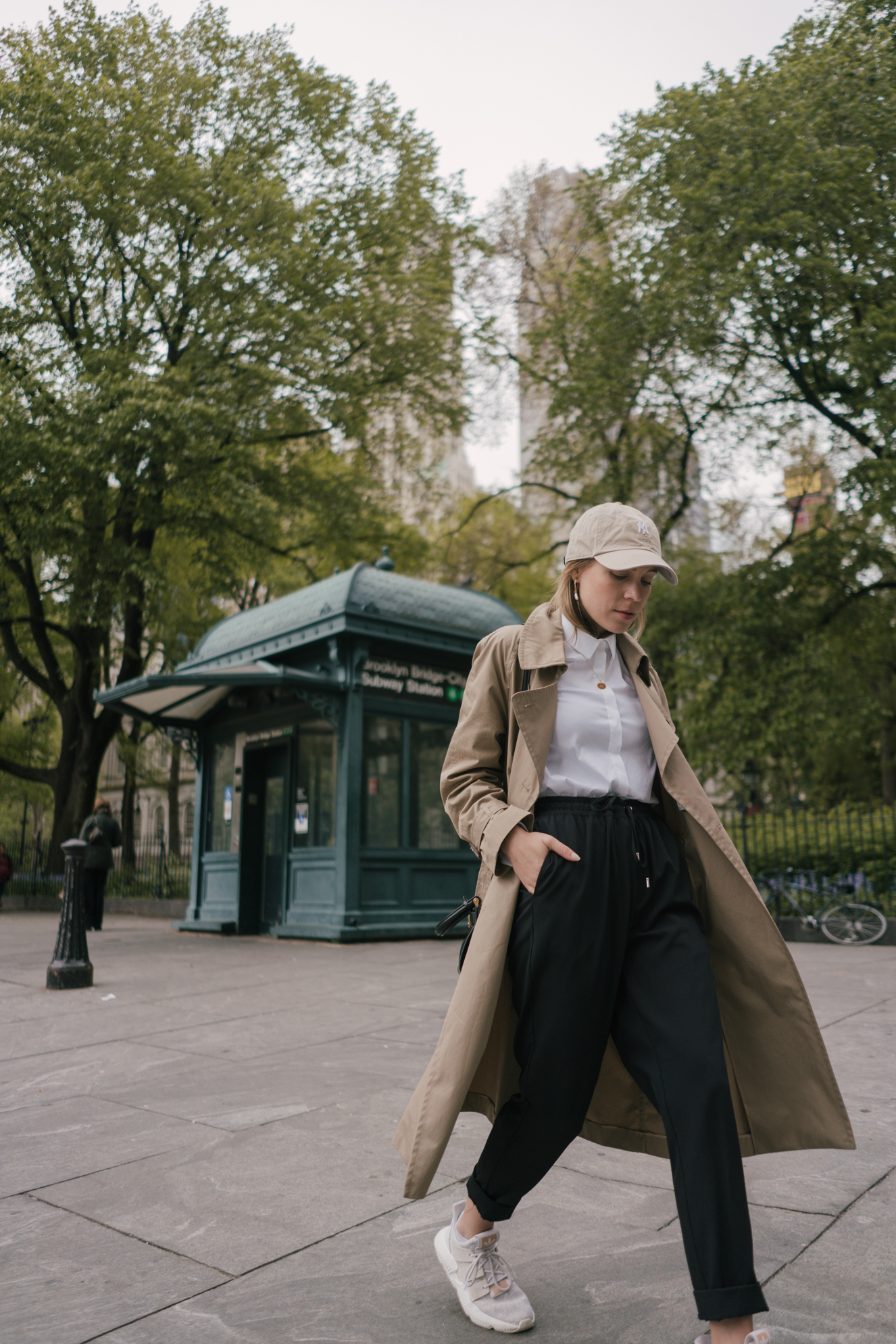 Outfit Allrounder-Adidas Prophere Weiß-Adidas Prophere White-White Blouse-New York City Look-Weiße Bluse Eterna-Modeblog Deutschland-fashion blog Germany-Sariety.com-Sarah Czok-Sarah Schaefer-Fashionblog München-Fashionblog Heidelberg