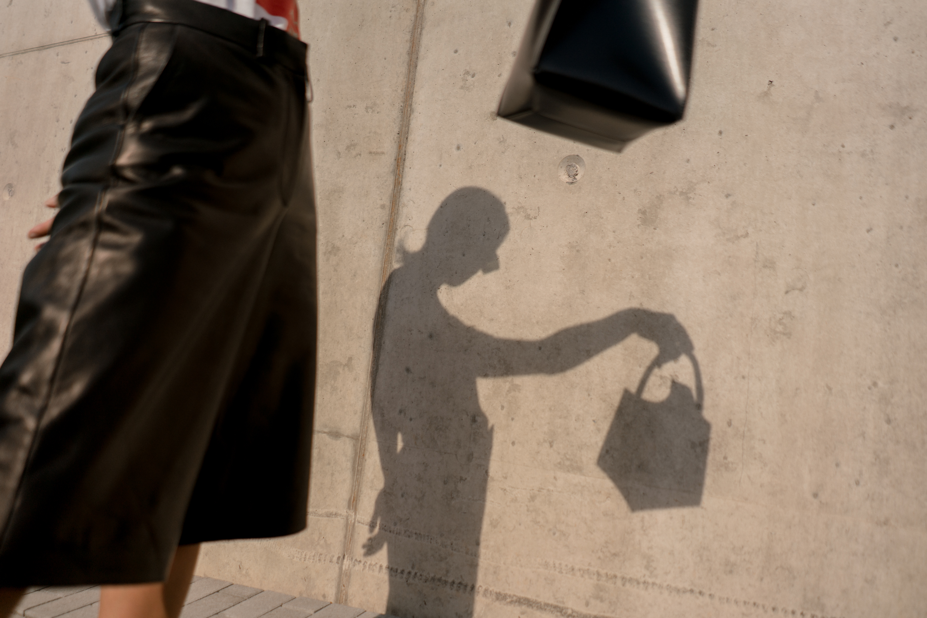 Arket Leather Bermudas-Leder Bermuda Shorts-Max&Co Shirt-Sophie Hulme Handtasche-Sariety-Modeblog Deutschland-fashion blog Germany-Sariety.com-Sarah Czok-Sarah Schaefer-Modeblog München-Fashionblog München