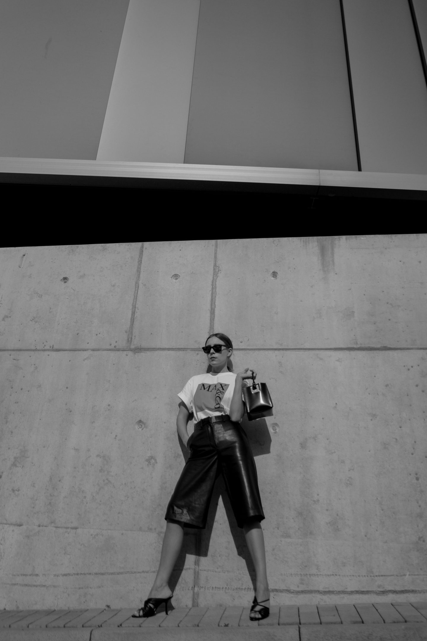 Arket Leather Bermudas-Leder Bermuda Shorts-Max&Co Shirt-Sophie Hulme Handtasche-Sariety-Modeblog Deutschland-fashion blog Germany-Sariety.com-Sarah Czok-Sarah Schaefer-Modeblog München-Fashionblog München