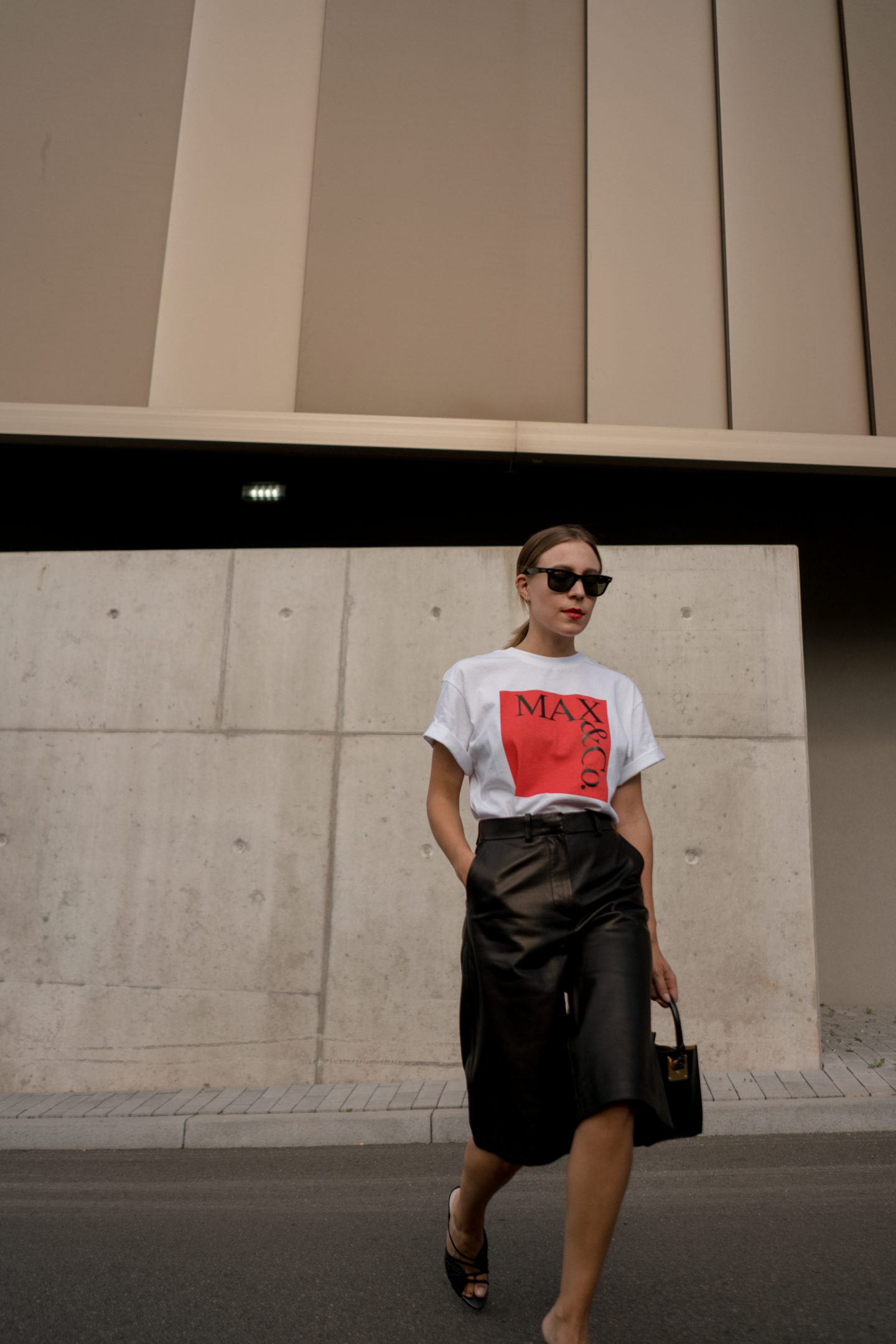 Arket Leather Bermudas-Leder Bermuda Shorts-Max&Co Shirt-Sophie Hulme Handtasche-Sariety-Modeblog Deutschland-fashion blog Germany-Sariety.com-Sarah Czok-Sarah Schaefer-Modeblog München-Fashionblog München