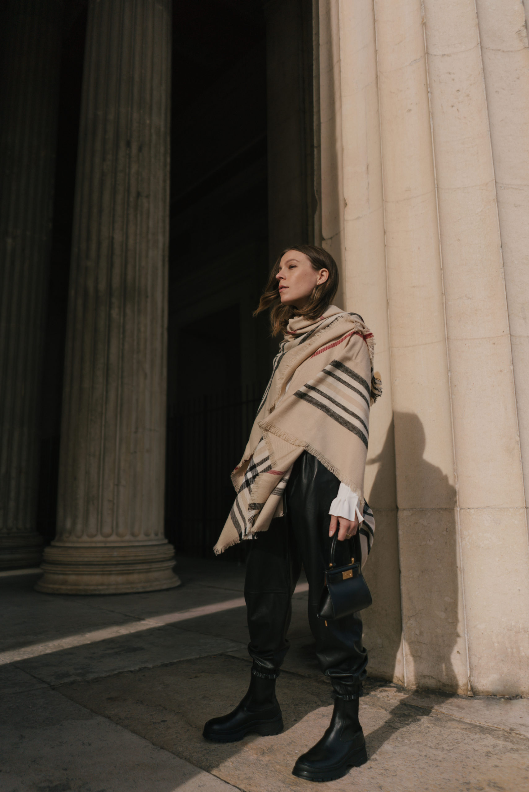 Eterna-Eterne Bluse-White Bluse-Eco Friendly Fashion-Seidenbluse-Sustainability fashion-Nachhaltige Mode-Weihnachtslook-Sariety-Modeblog München-Modeblog Deutschland-fashion blog Germany-Sariety.com-Sarah Czok-Sarah Schaefer