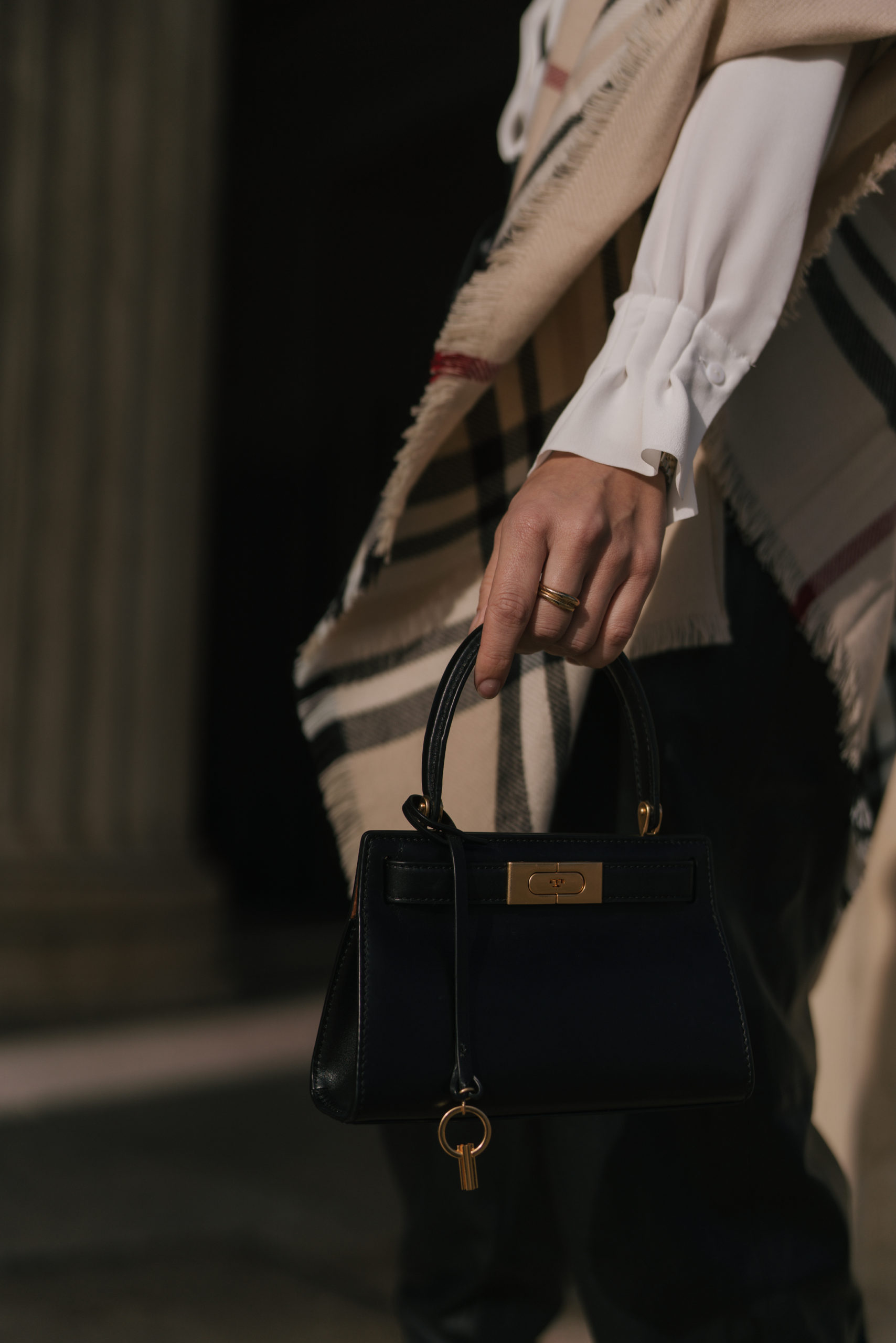 Eterna-Eterne Bluse-White Bluse-Eco Friendly Fashion-Seidenbluse-Sustainability fashion-Nachhaltige Mode-Weihnachtslook-Sariety-Modeblog München-Modeblog Deutschland-fashion blog Germany-Sariety.com-Sarah Czok-Sarah Schaefer