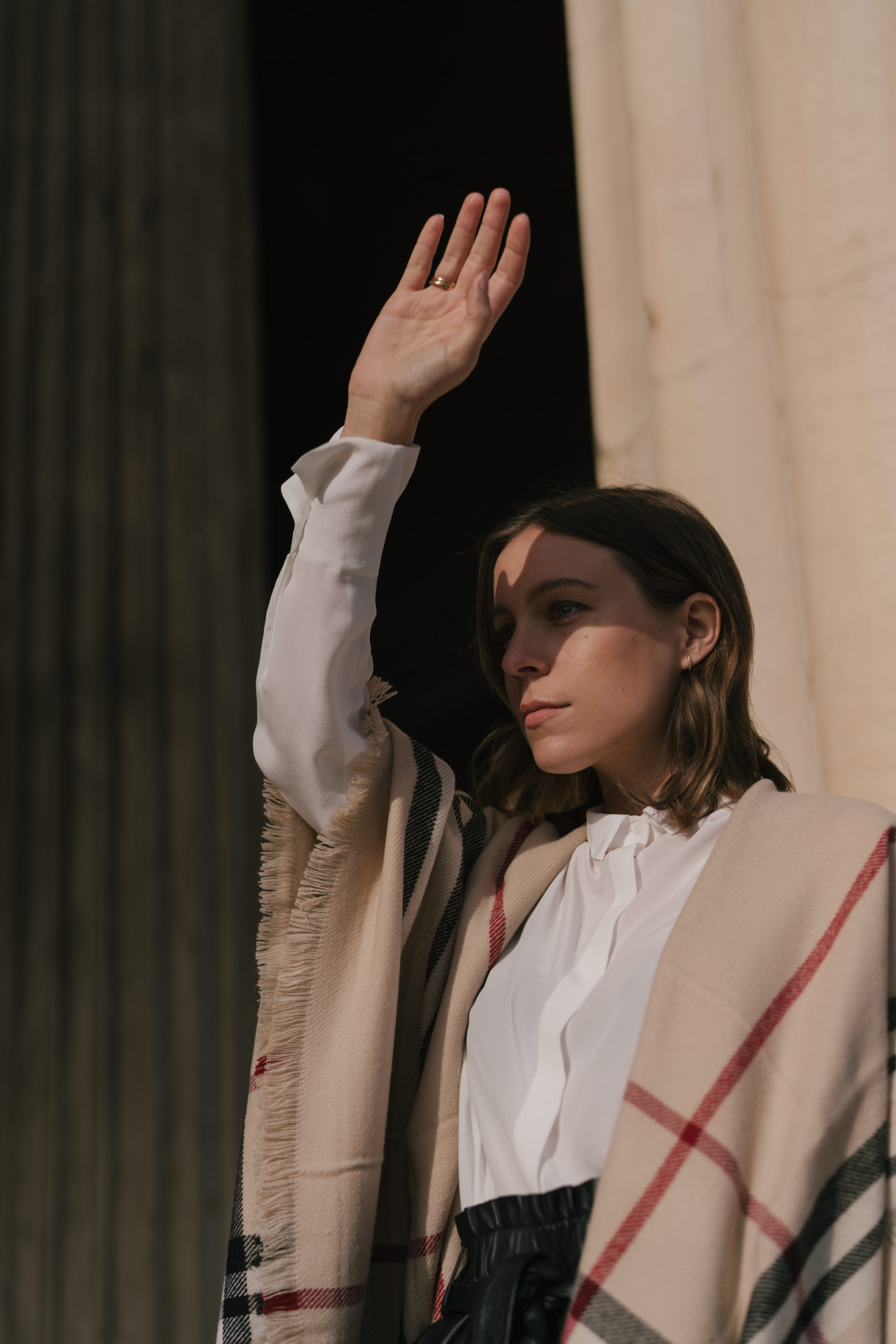 Eterna-Eterne Bluse-White Bluse-Eco Friendly Fashion-Seidenbluse-Sustainability fashion-Nachhaltige Mode-Weihnachtslook-Sariety-Modeblog München-Modeblog Deutschland-fashion blog Germany-Sariety.com-Sarah Czok-Sarah Schaefer