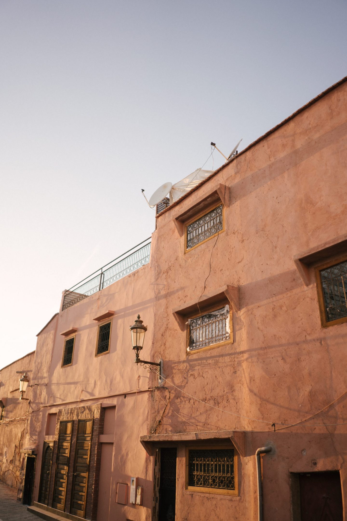 windsor. Spring Summer 2020-windsor. SS 2020-Marrakech Fashion Shoot-Marrakesch Shooting-Marokko Shooting-Morocco fashion shoot-Editorial Shooting-Lässige Mode-Schicke Mode-nordic style-scandi style-blogger style-Sariety.com-Modeblog München-Modeblog Deutschland-Styleblog Deutschland-Styleblog München-fashion blog Munich-Fashion blog Germany-fashion blog Heidelberg-Sommer Trends-Modetrends-Fashion trends-Mode Inspiration-Sariety.com-Sarah Czok-Sarah Schaefer