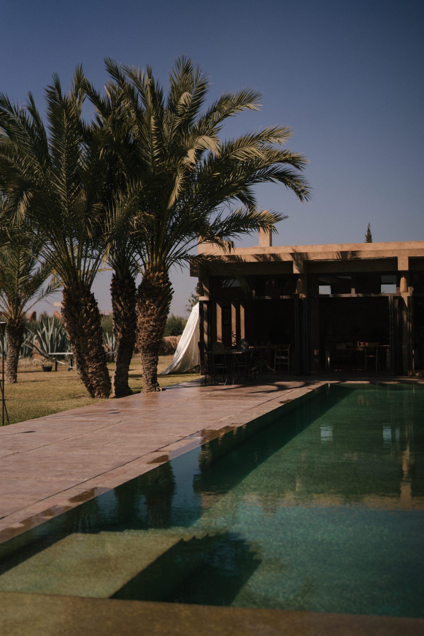 windsor. Spring Summer 2020-windsor. SS 2020-Marrakech Fashion Shoot-Marrakesch Shooting-Marokko Shooting-Morocco fashion shoot-Editorial Shooting-Lässige Mode-Schicke Mode-nordic style-scandi style-blogger style-Sariety.com-Modeblog München-Modeblog Deutschland-Styleblog Deutschland-Styleblog München-fashion blog Munich-Fashion blog Germany-fashion blog Heidelberg-Sommer Trends-Modetrends-Fashion trends-Mode Inspiration-Sariety.com-Sarah Czok-Sarah Schaefer