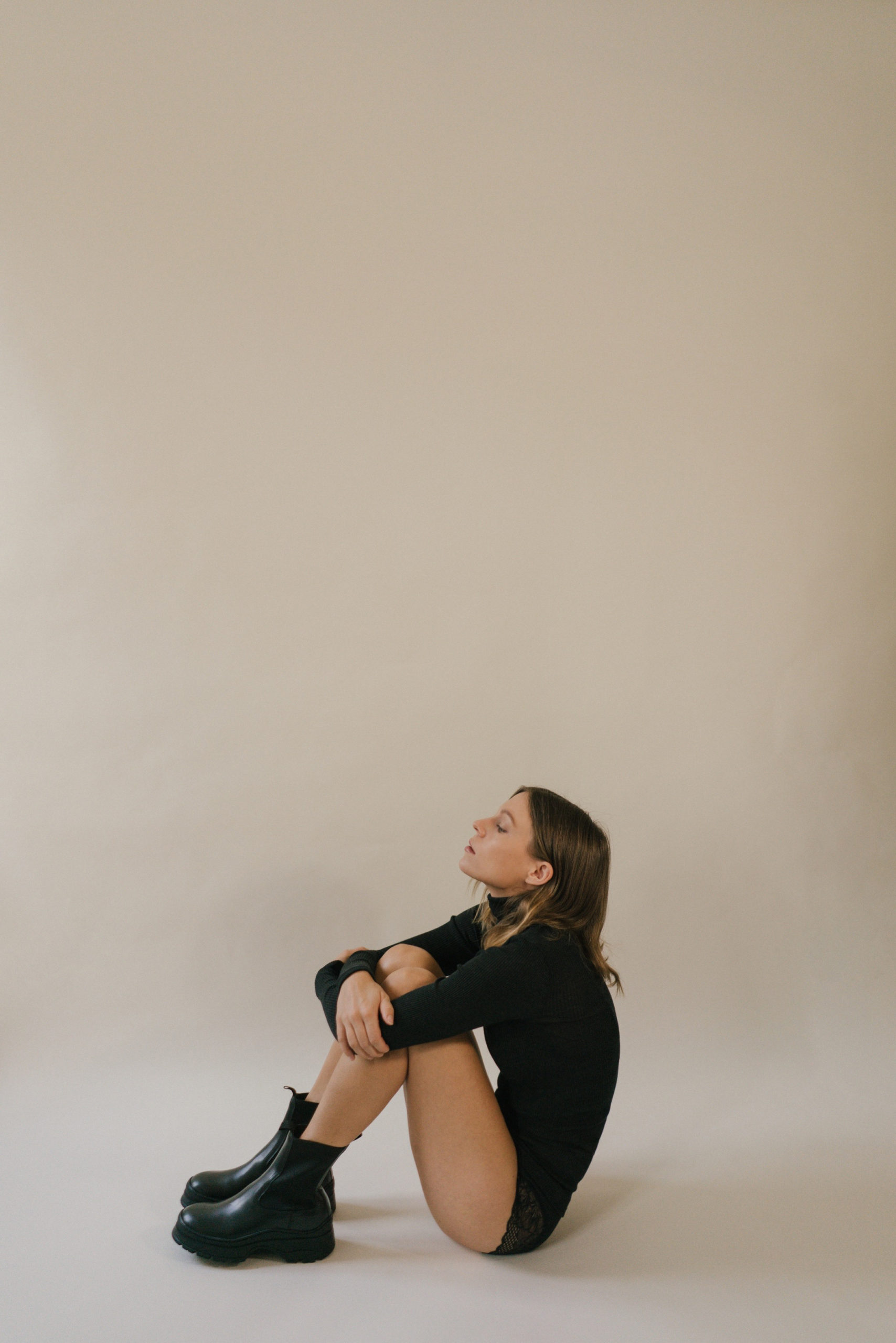 Fashion Editorial Mood Shooting Boots Body Sariety Modeblog München Deutschland fashion blog Munich Germany Sariety.com Sarah Czok Sarah Schaefer_13